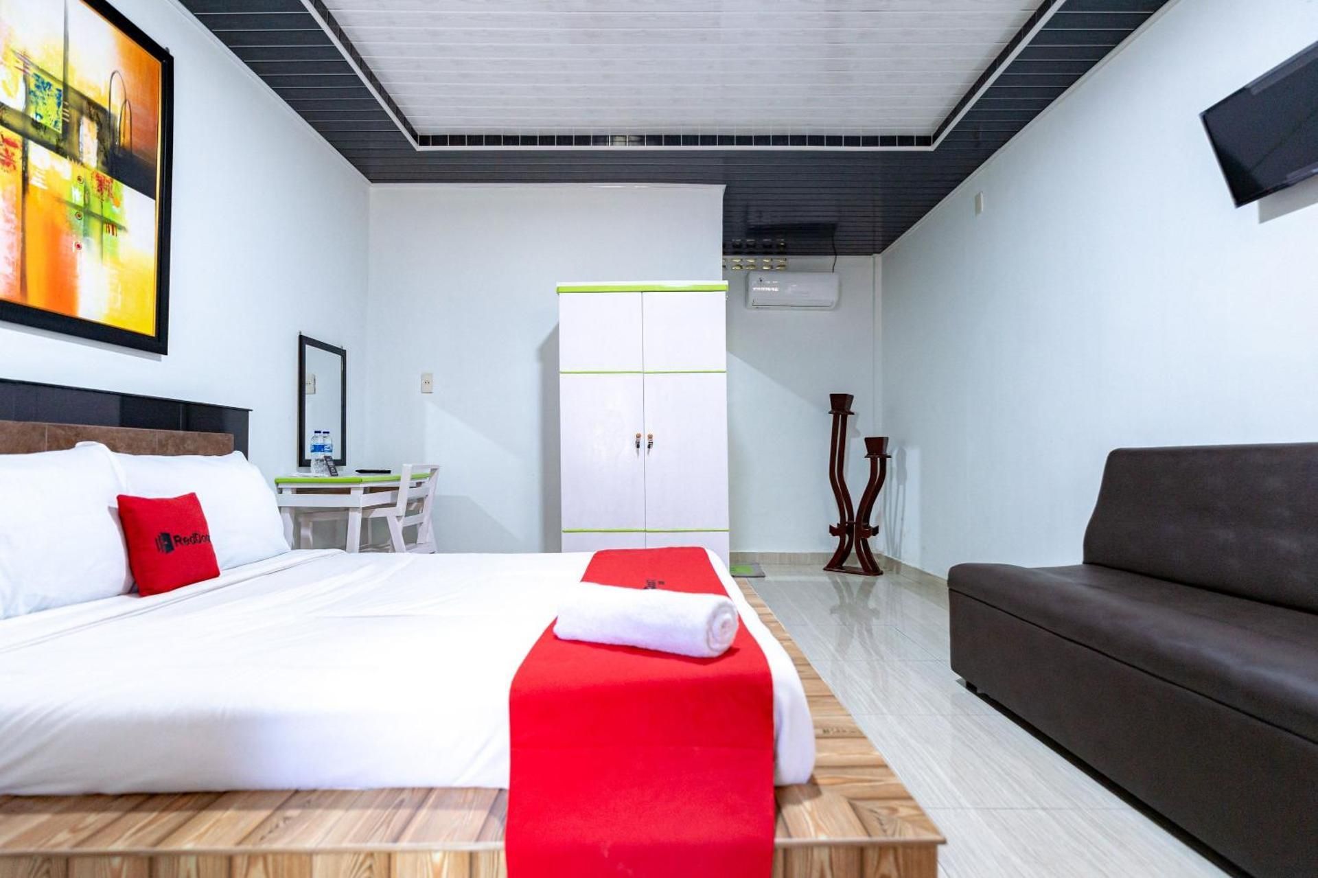 RedDoorz near Universitas Simalungun Pematangsiant Premium Room 2