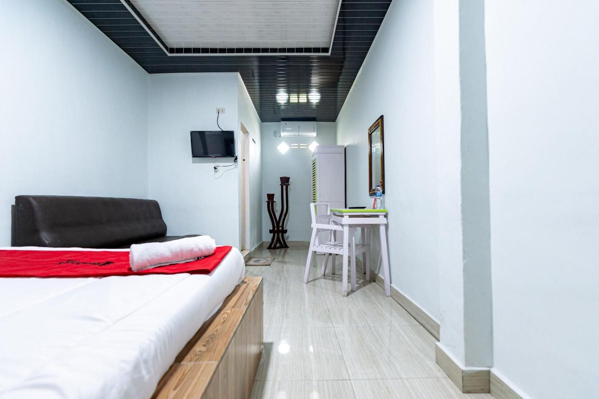 RedDoorz near Universitas Simalungun Pematangsiant Economy Double Room 3
