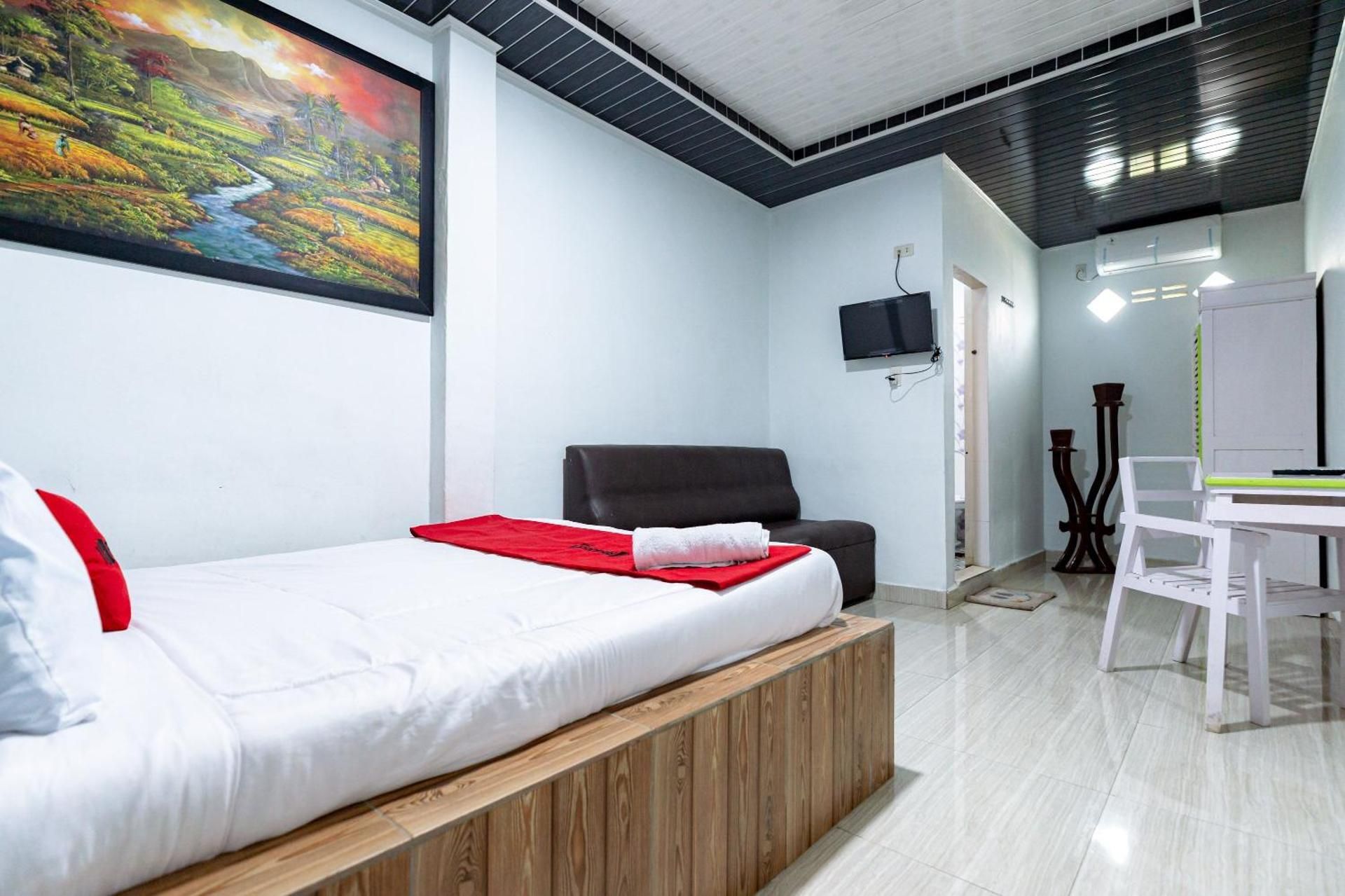 RedDoorz near Universitas Simalungun Pematangsiant Economy Double Room