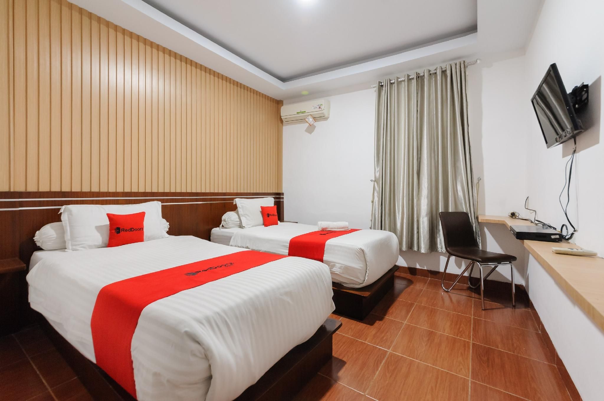 RedDoorz @ Best Hotel Jalan Dr. Sutomo Siantar Deluxe Twin Room