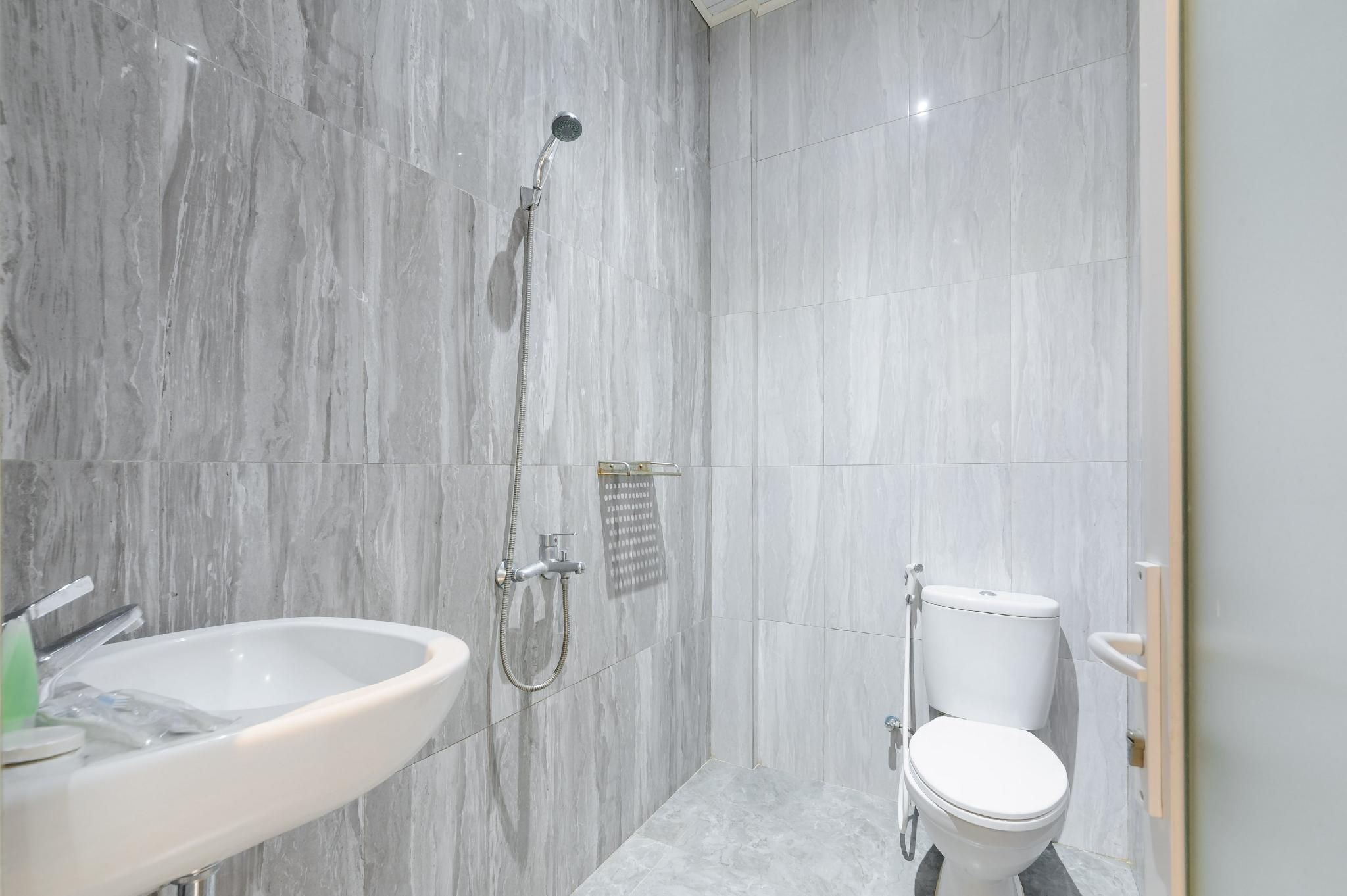 Urbanview Hotel Brodam's Pematang Siantar by RedDoorz Superior Twin Room 3