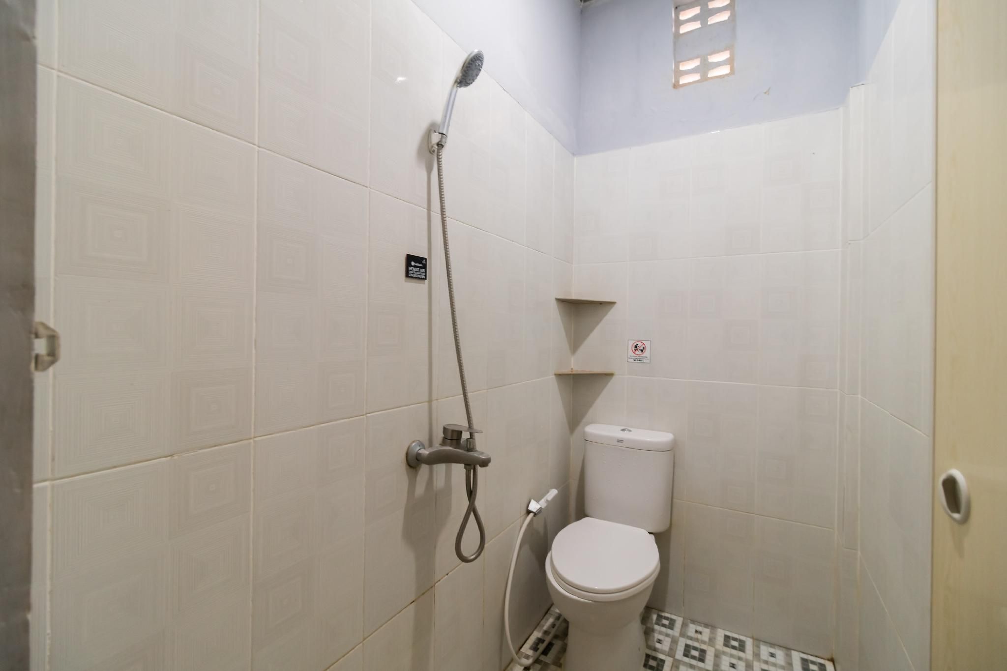 RedDoorz Plus near Ramayana Pematangsiantar Premium 3