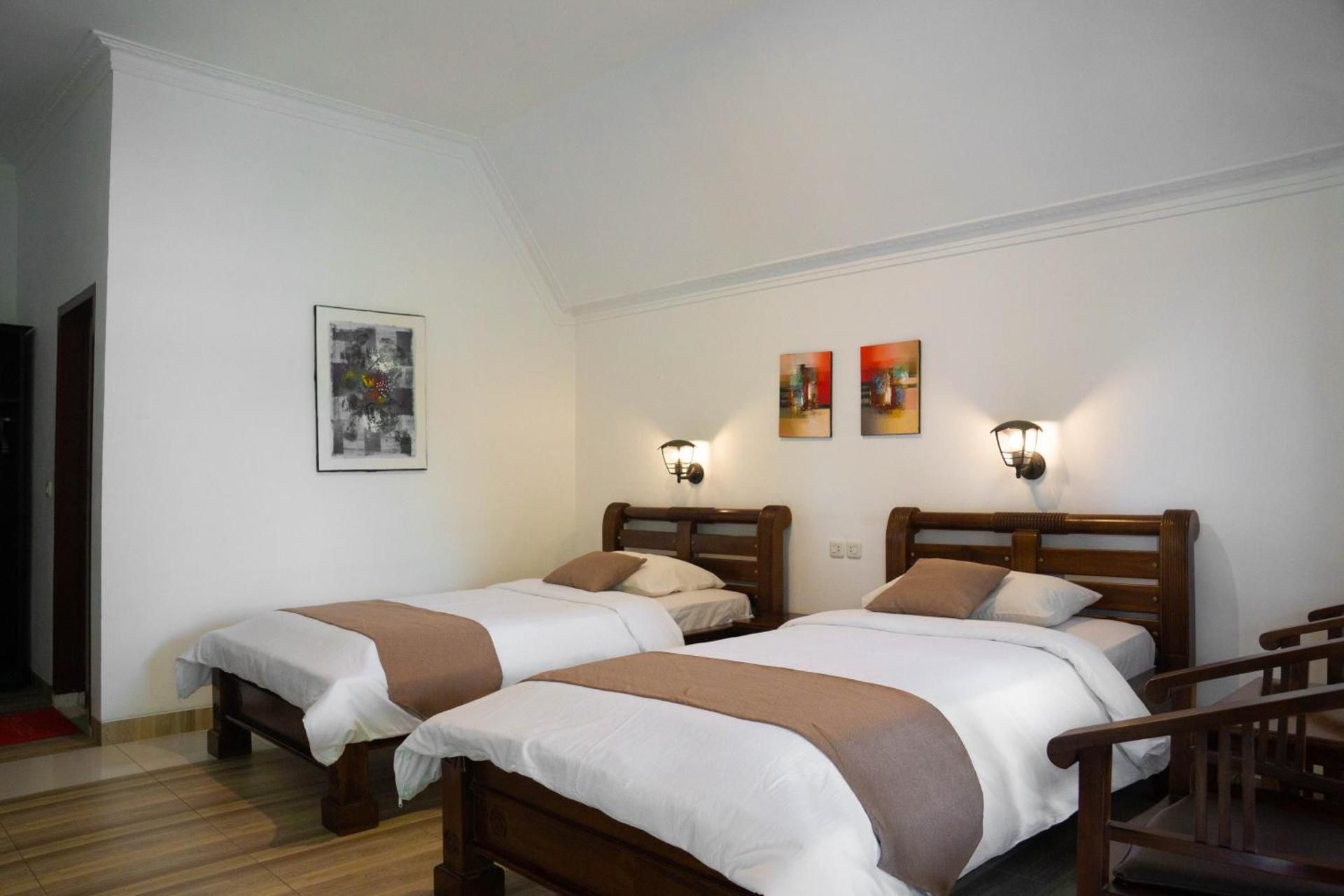 Toledo Inn Deluxe Twin Room