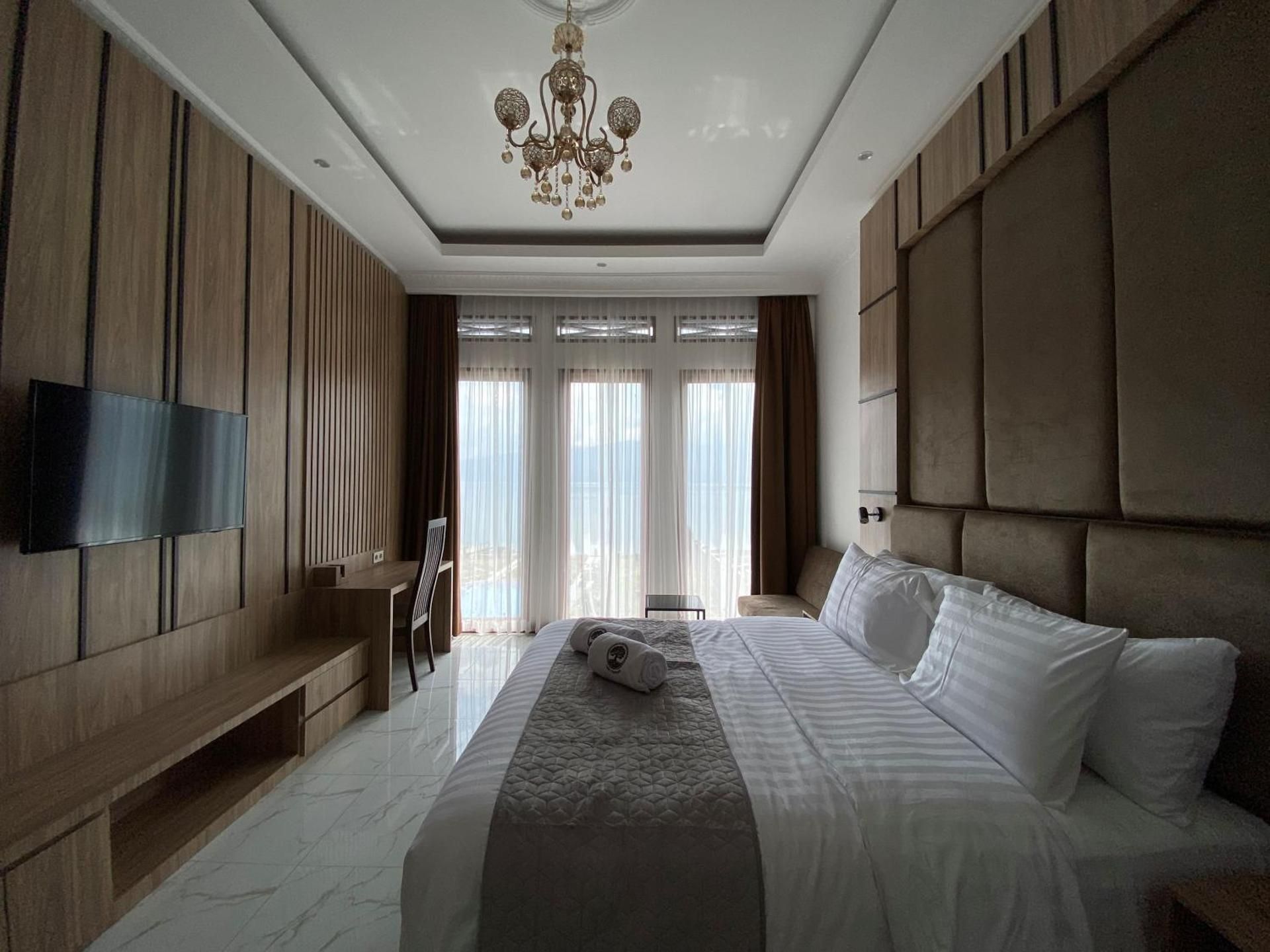 Queen Room with Pool View