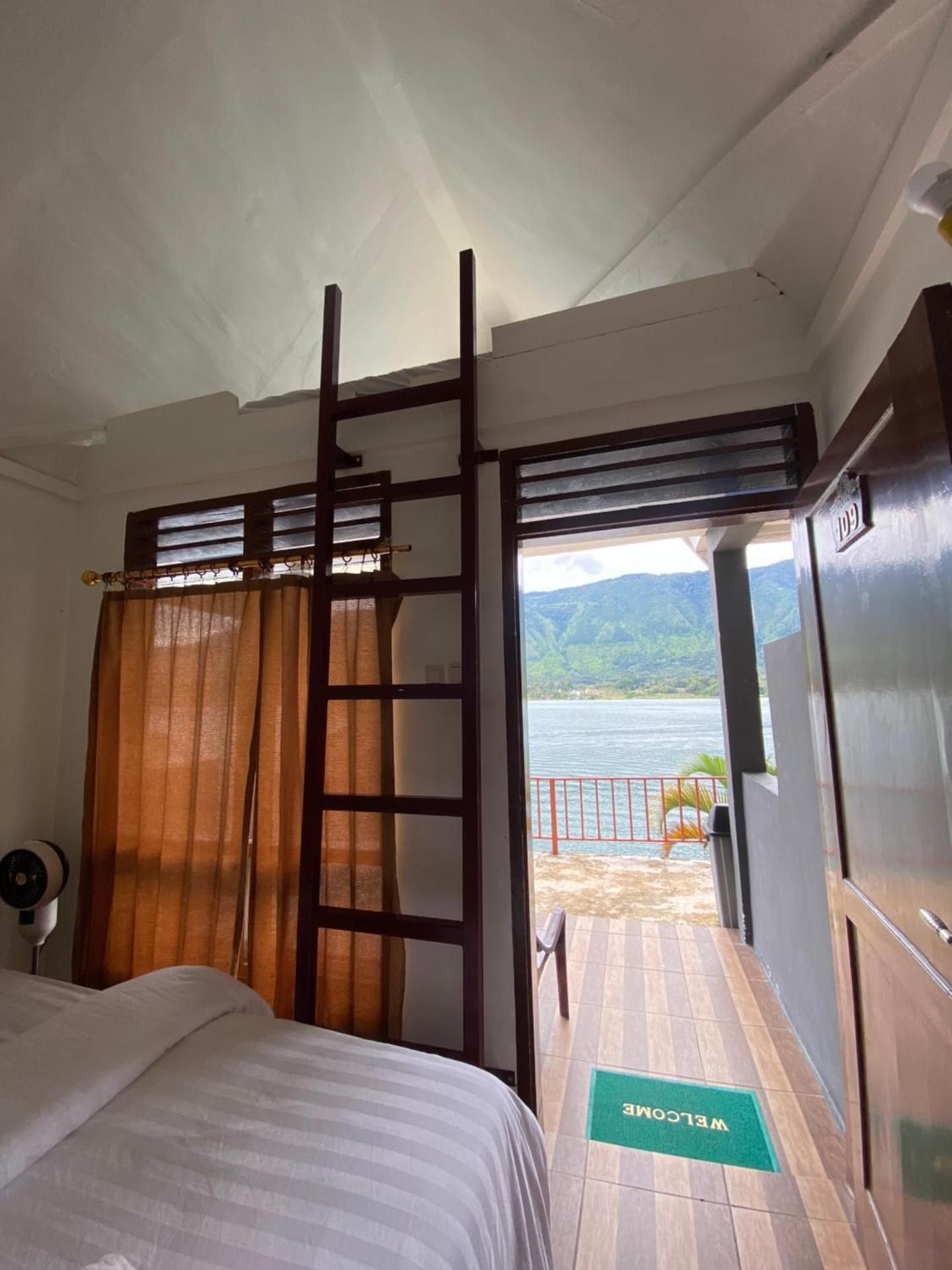 Vandu's View Guest house & Restaurant Twin Room with Lake View