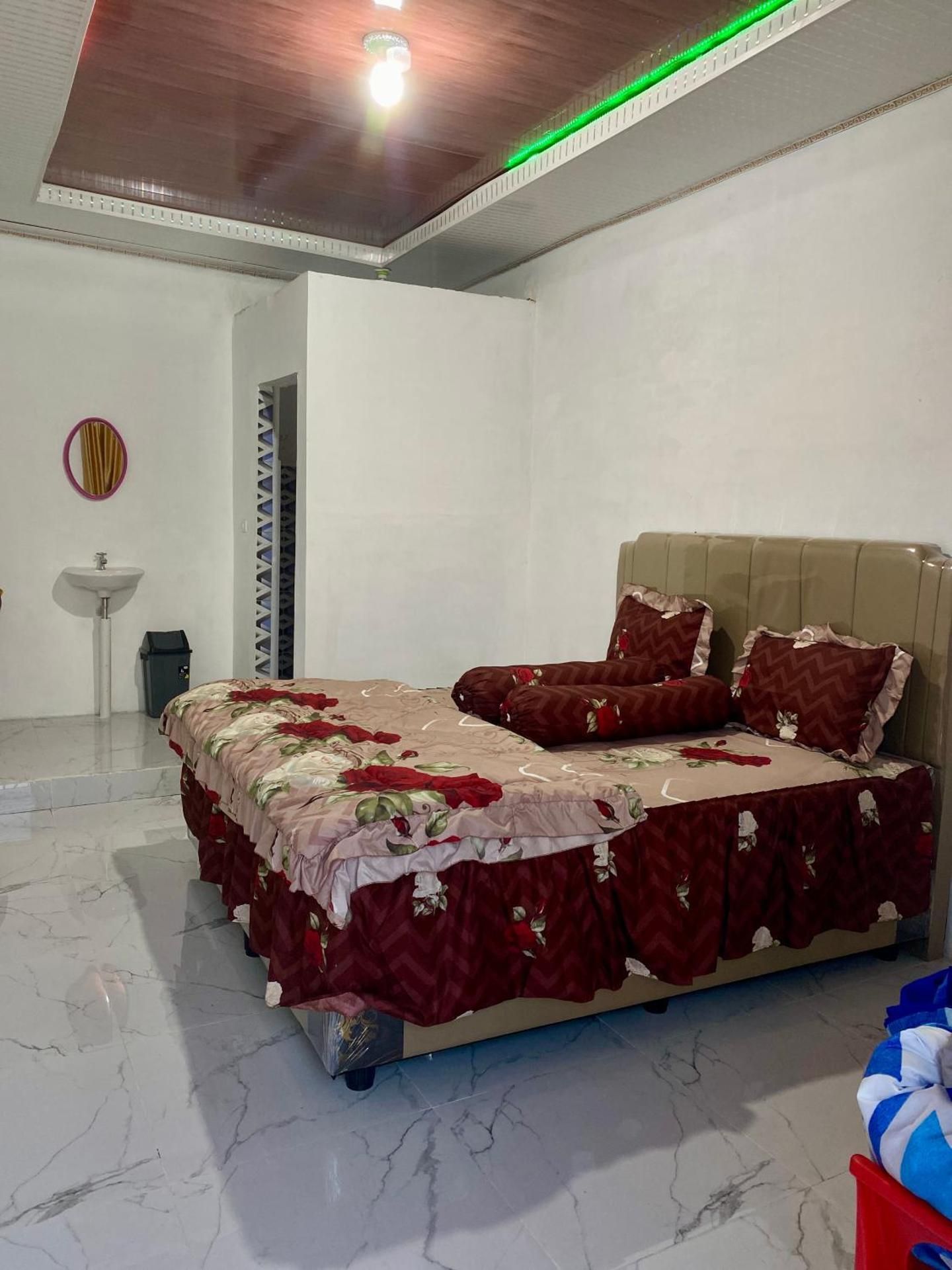 Deluxe Room (2 Adults + 1 Child)