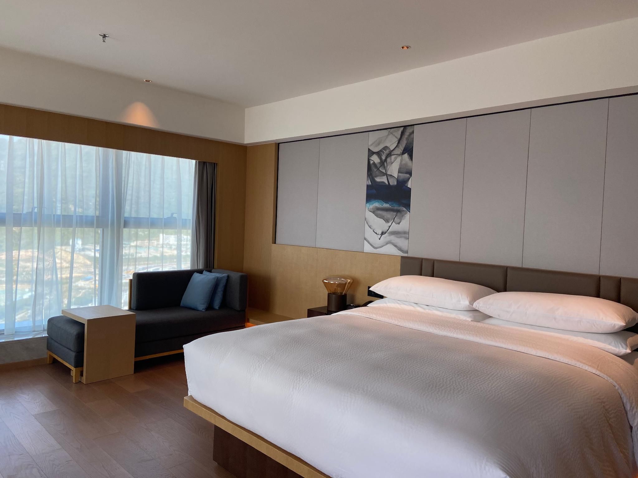 Business Suite, Suite, 1 King, City view, Balcony