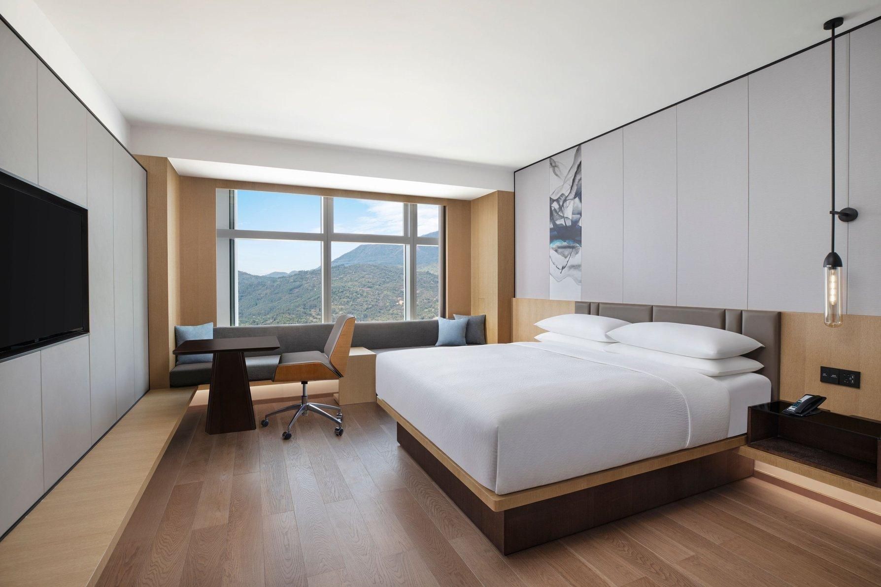 Deluxe, Guest room, 1 King, City view
