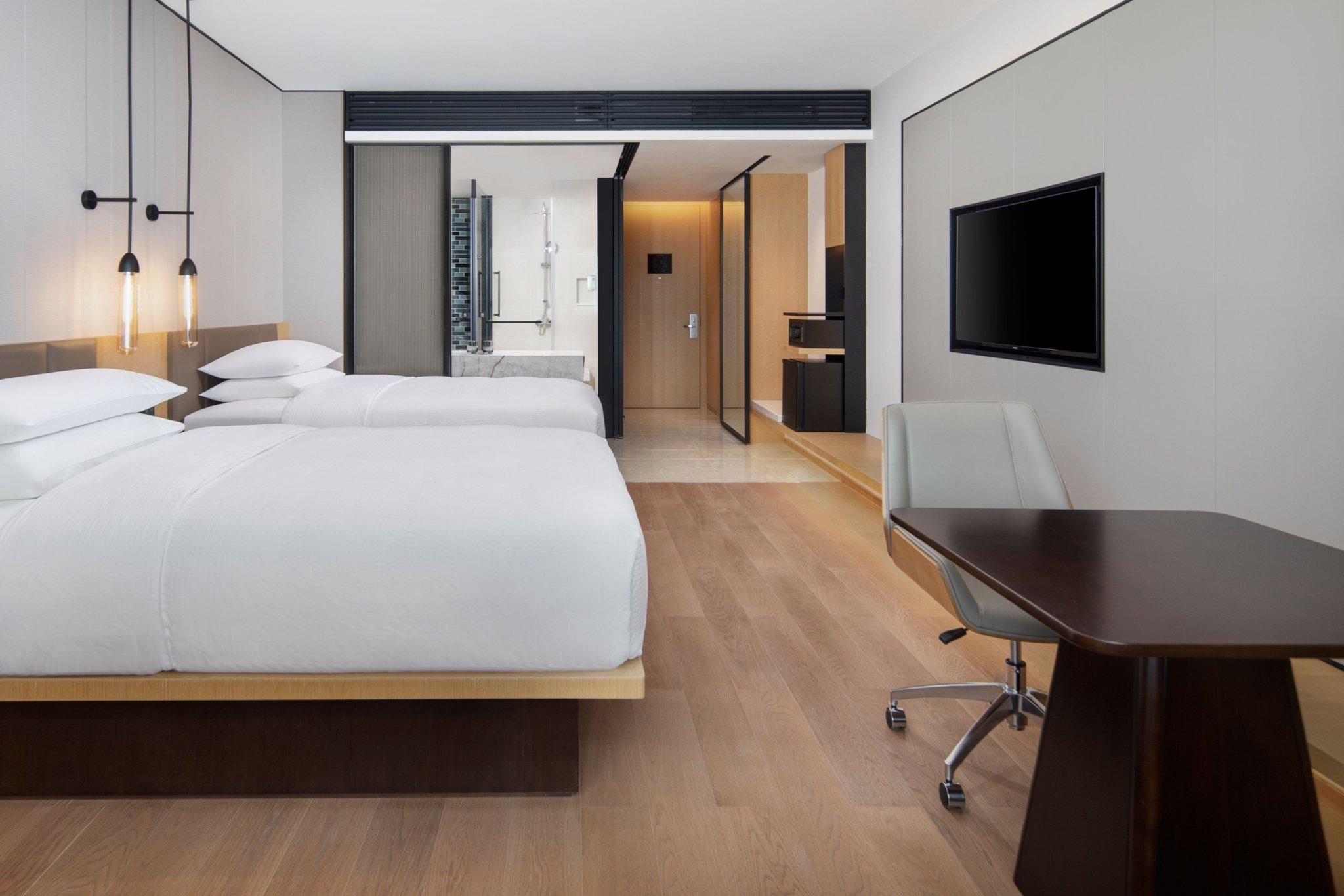 Deluxe, Guest room, 2 Double, City view