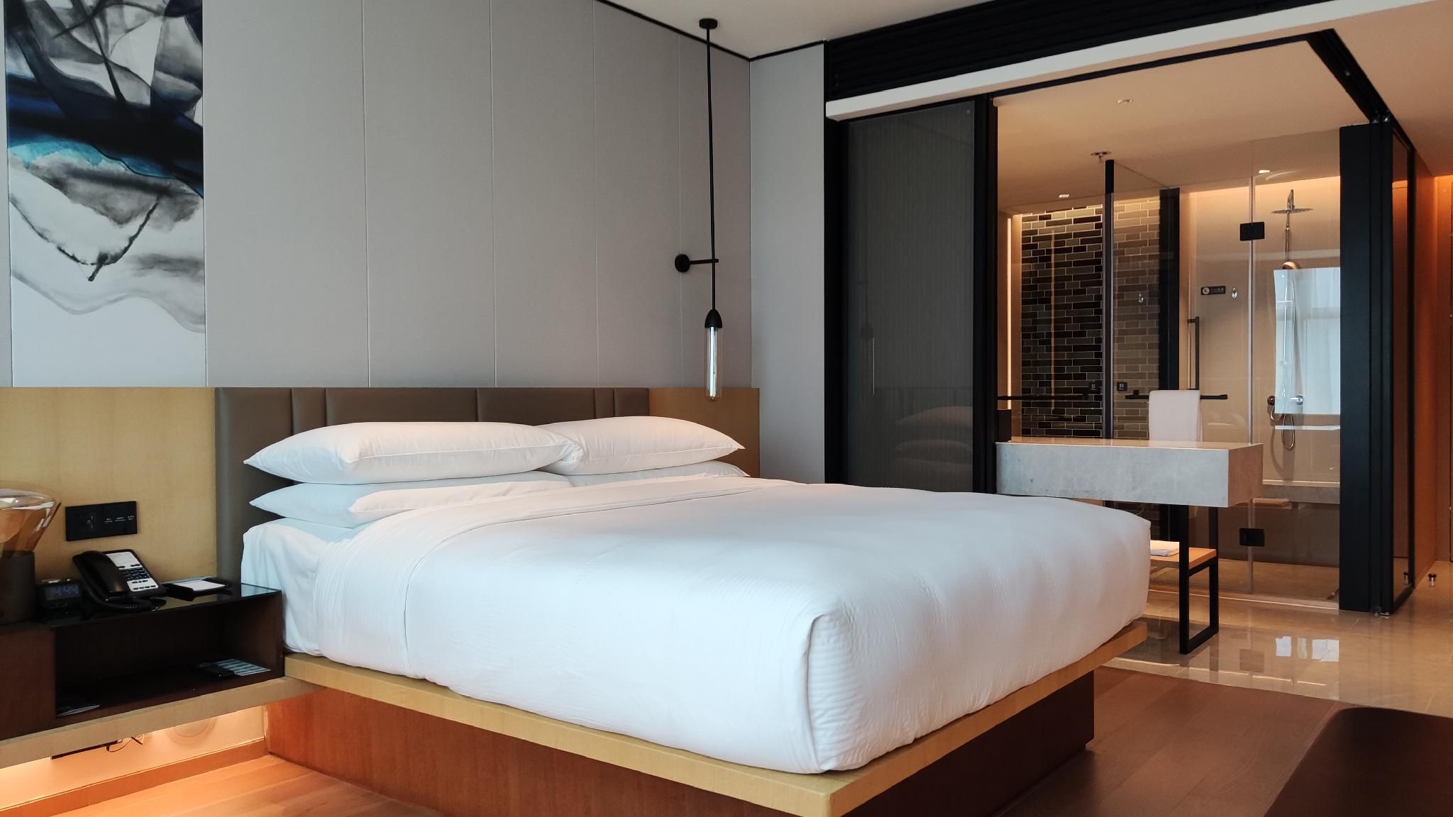 Deluxe, Guest room, 1 King, City view