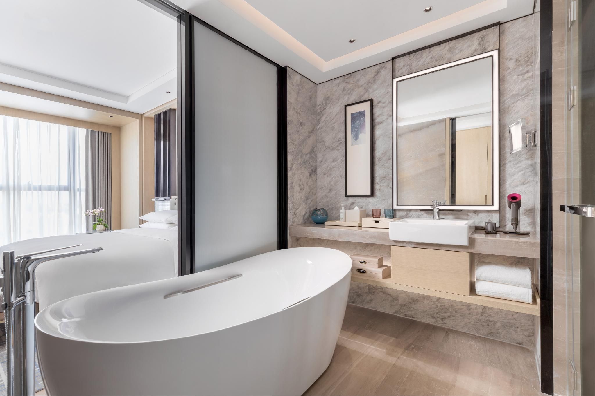 Courtyard Suite, 1 Bedroom Suite, 1 King, City view