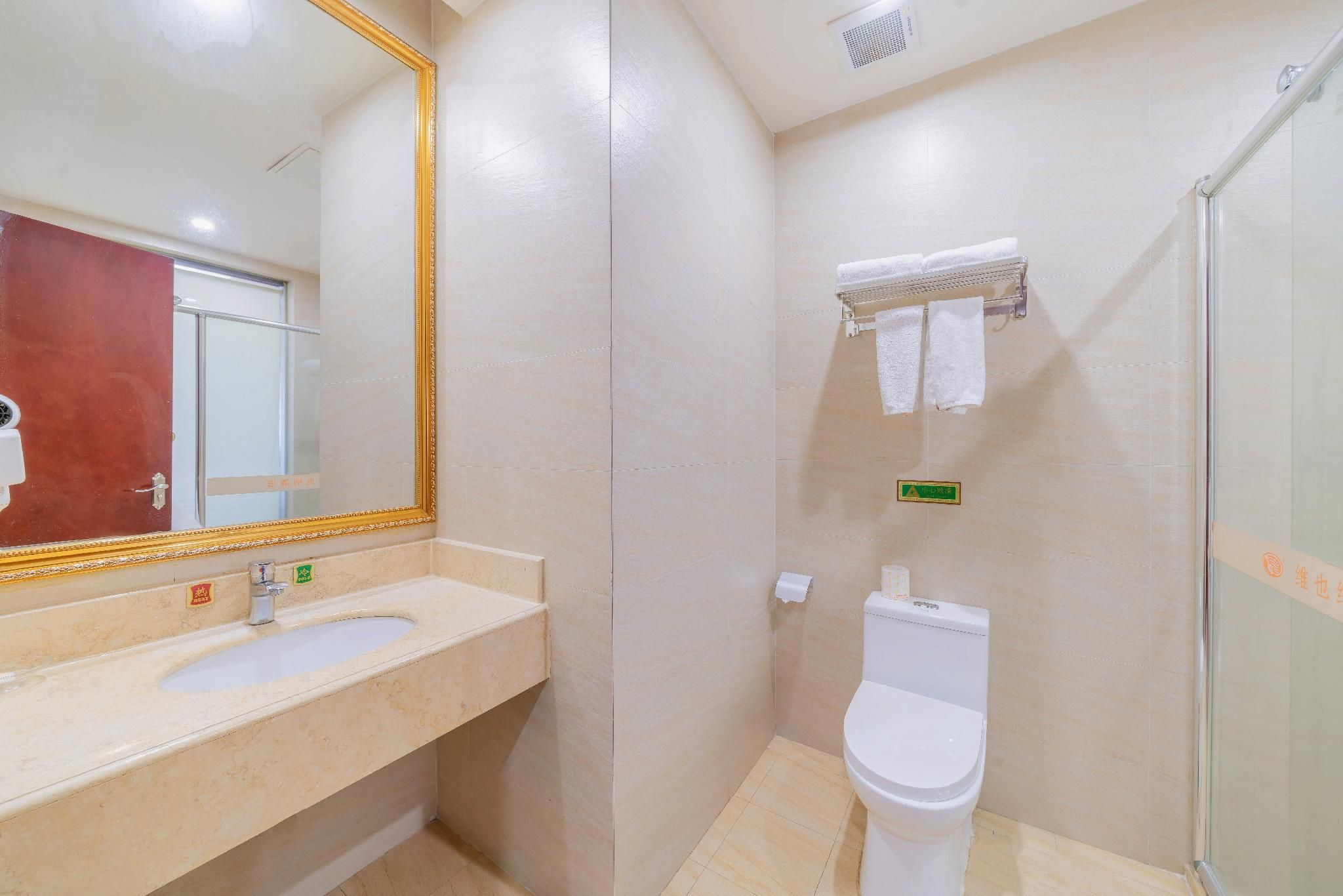 Vienna - Functional Chess Room With Twin Bed