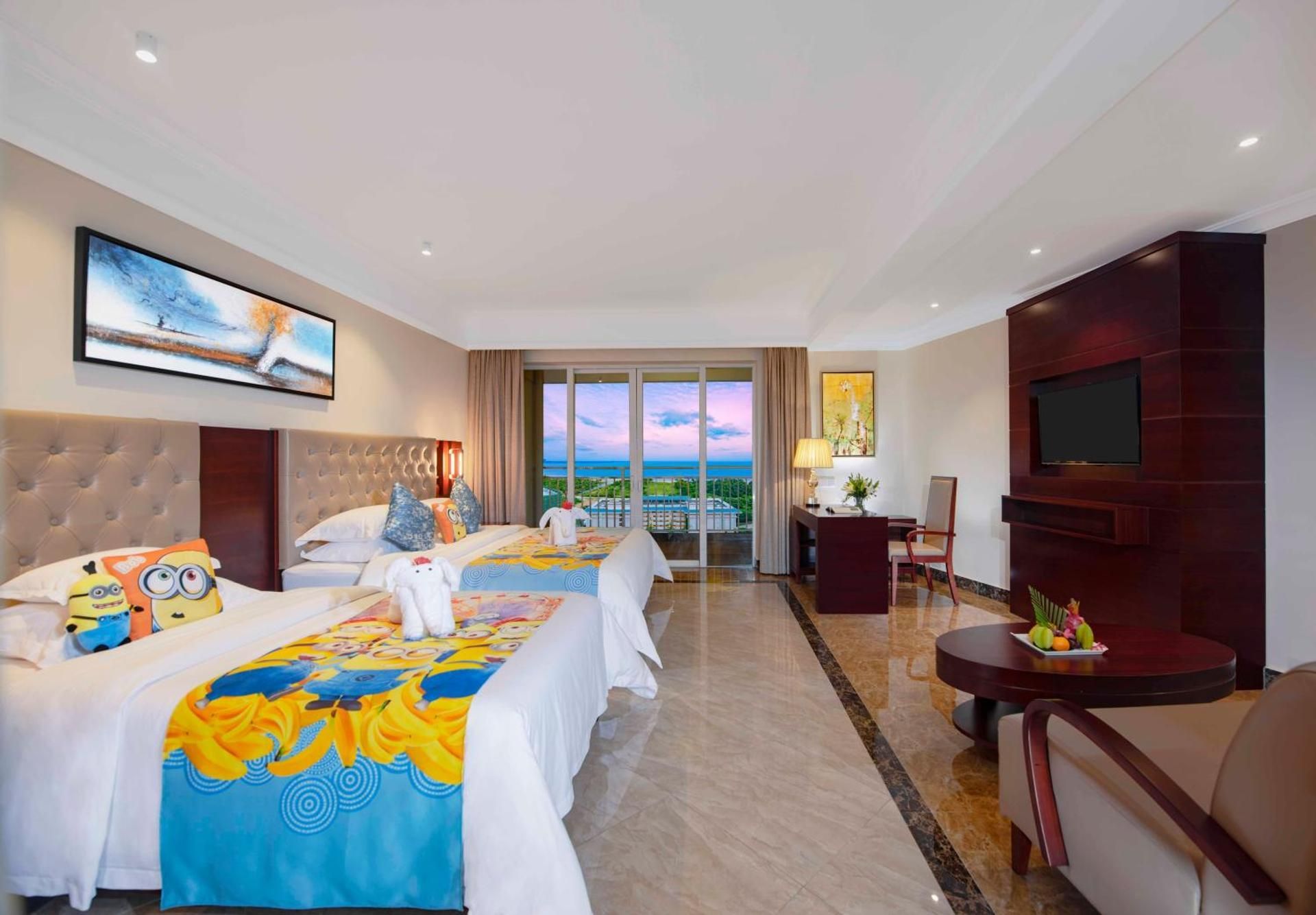 Cute Kids Ocean-View Family Room