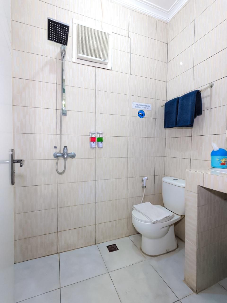 Hotel Gajah Mada Deluxe Room with Breakfast 2