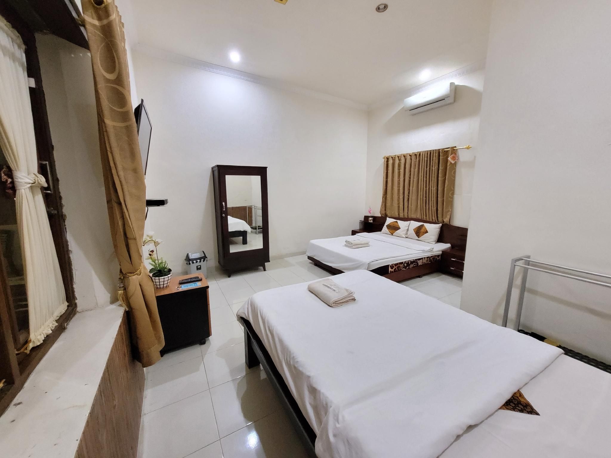 Ndalem Katong Guest House Ponorogo Triple Room - 1 Double Bed and 1 Single Bed 2