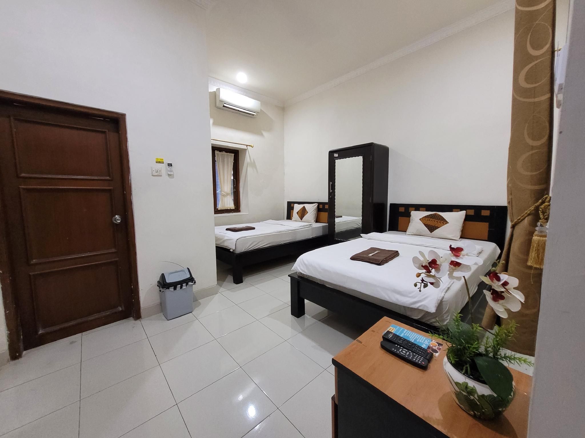Ndalem Katong Guest House Ponorogo Deluxe Twin Room 2