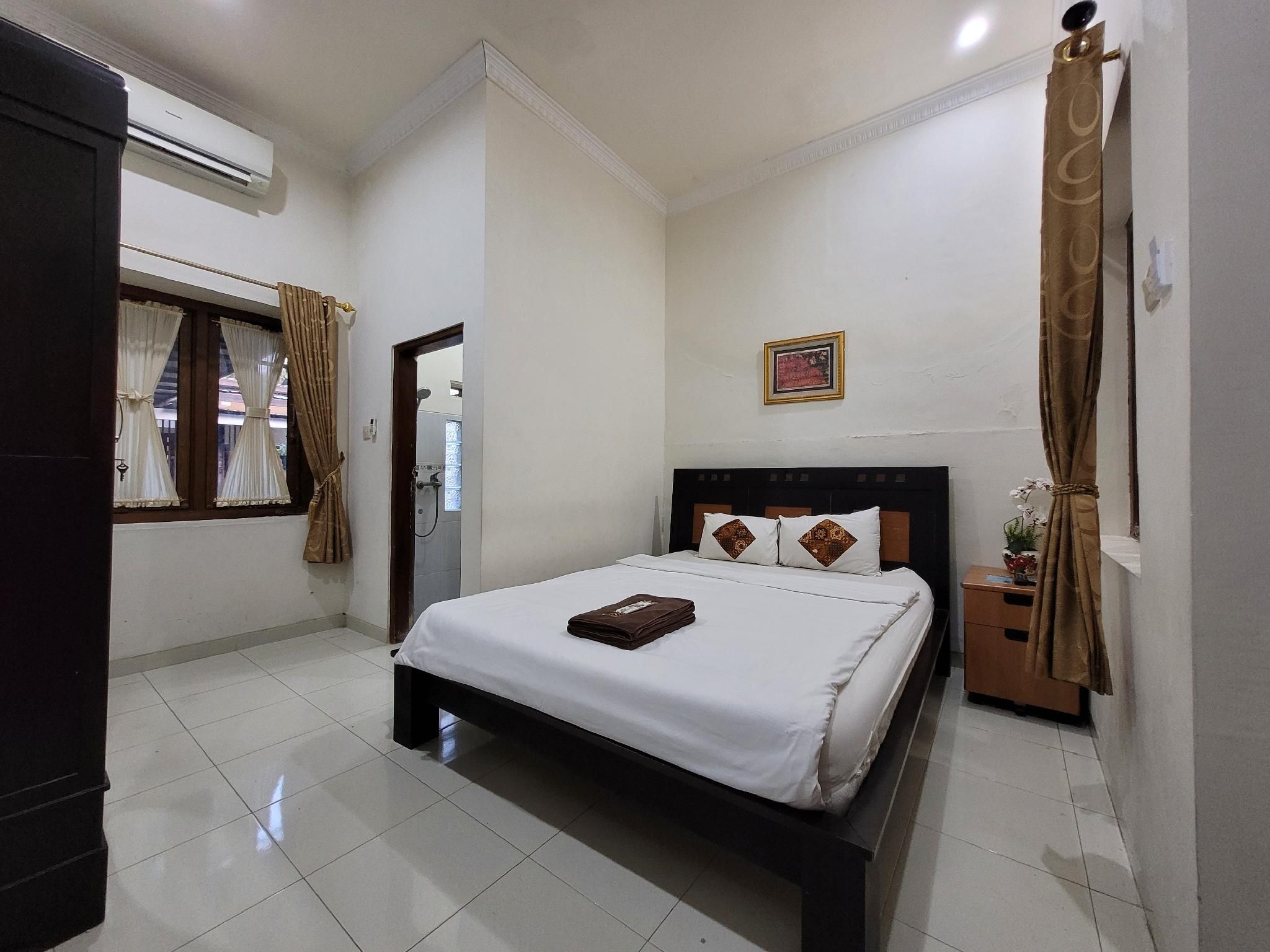 Ndalem Katong Guest House Ponorogo Deluxe Queen Room