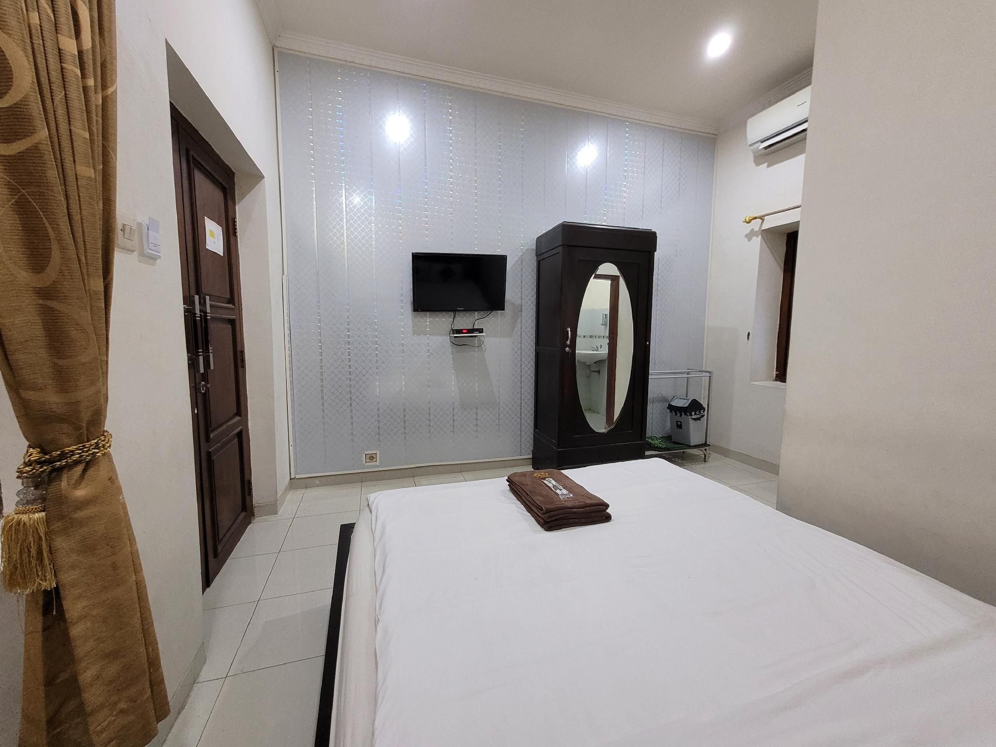 Ndalem Katong Guest House Ponorogo Deluxe Queen Room 2
