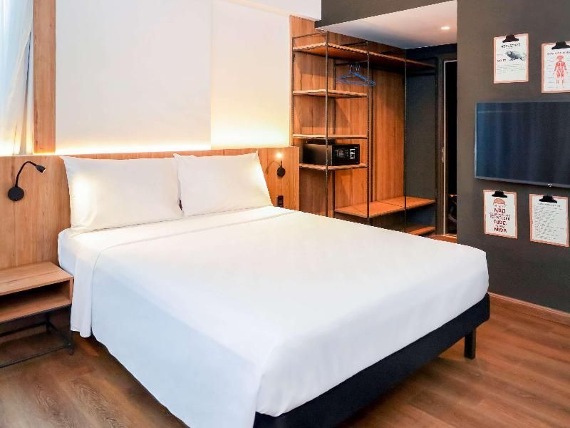 Room with 1 double bed + 2 bunk-style beds, and view of the sea