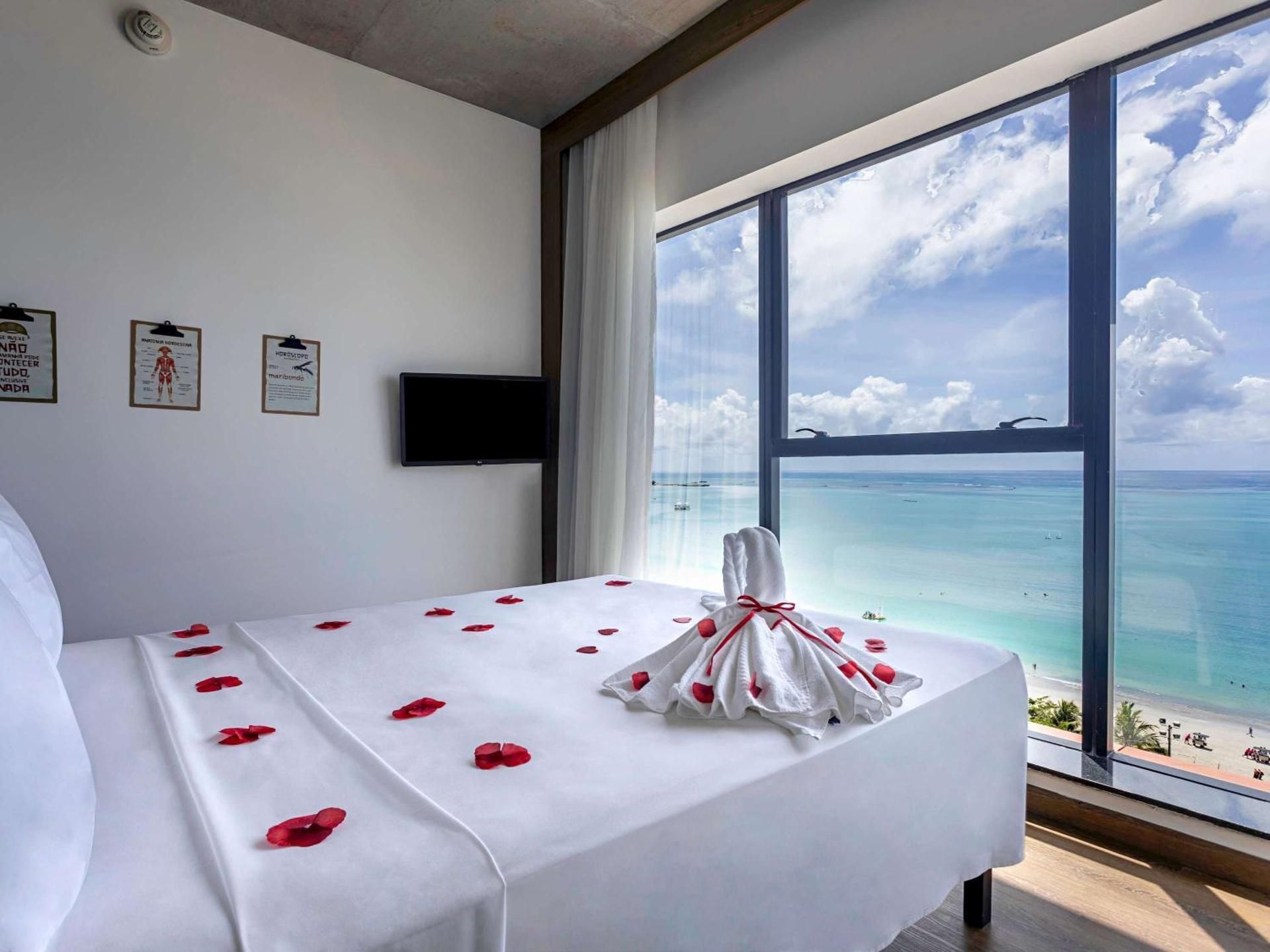 Bedroom with 1 double bed, facing the sea