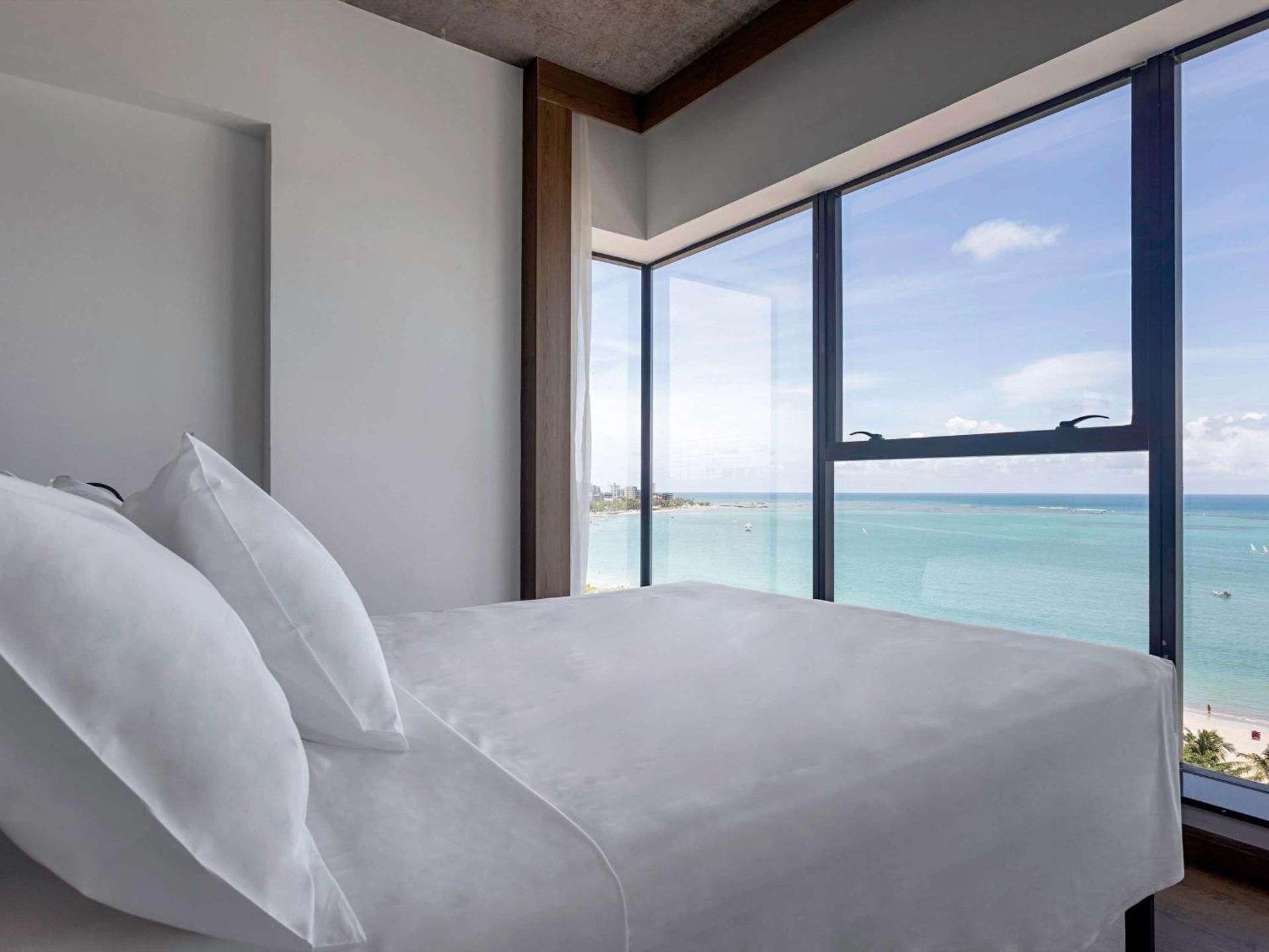 Bedroom with 1 double bed, facing the sea