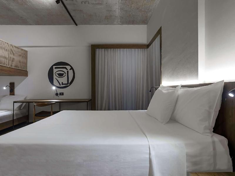 Room with 1 double bed + 2 bunk-style beds, and view of the sea