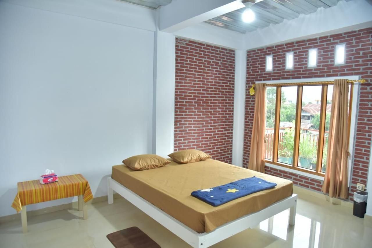 Deluxe Room (2 Adults + 1 Child)