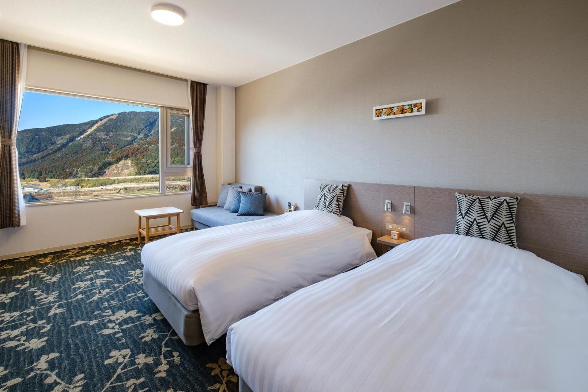 Twin Room with Mountain View