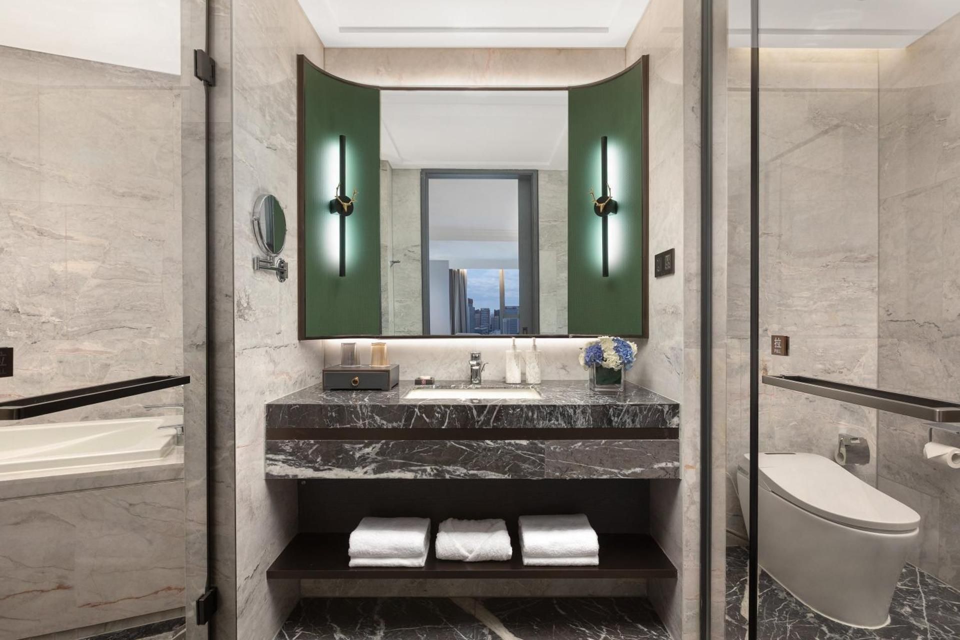 Hualuxe Handan Premium Double Room with Two Double Beds 3