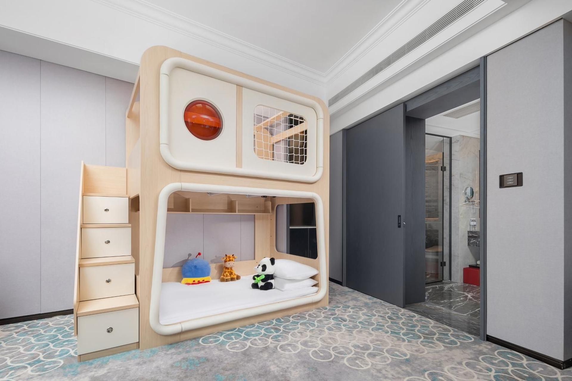 1 King 1 Bunk Suite Kids Theme