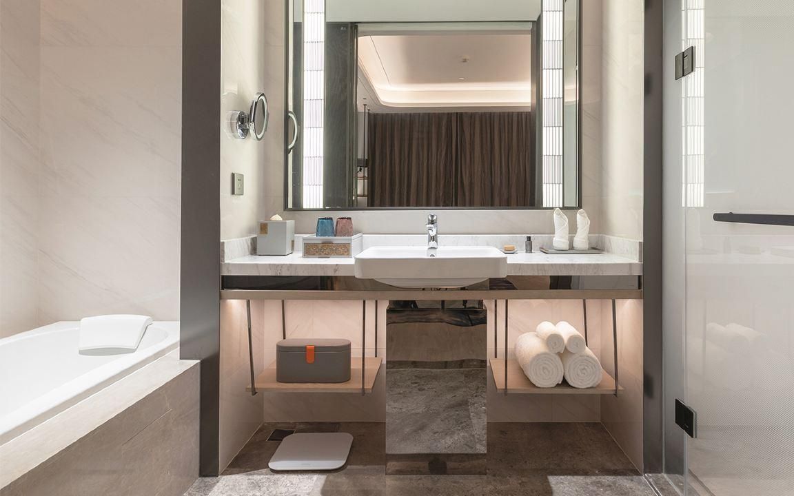 Premier Deluxe King Bed Room, Non-Smoking