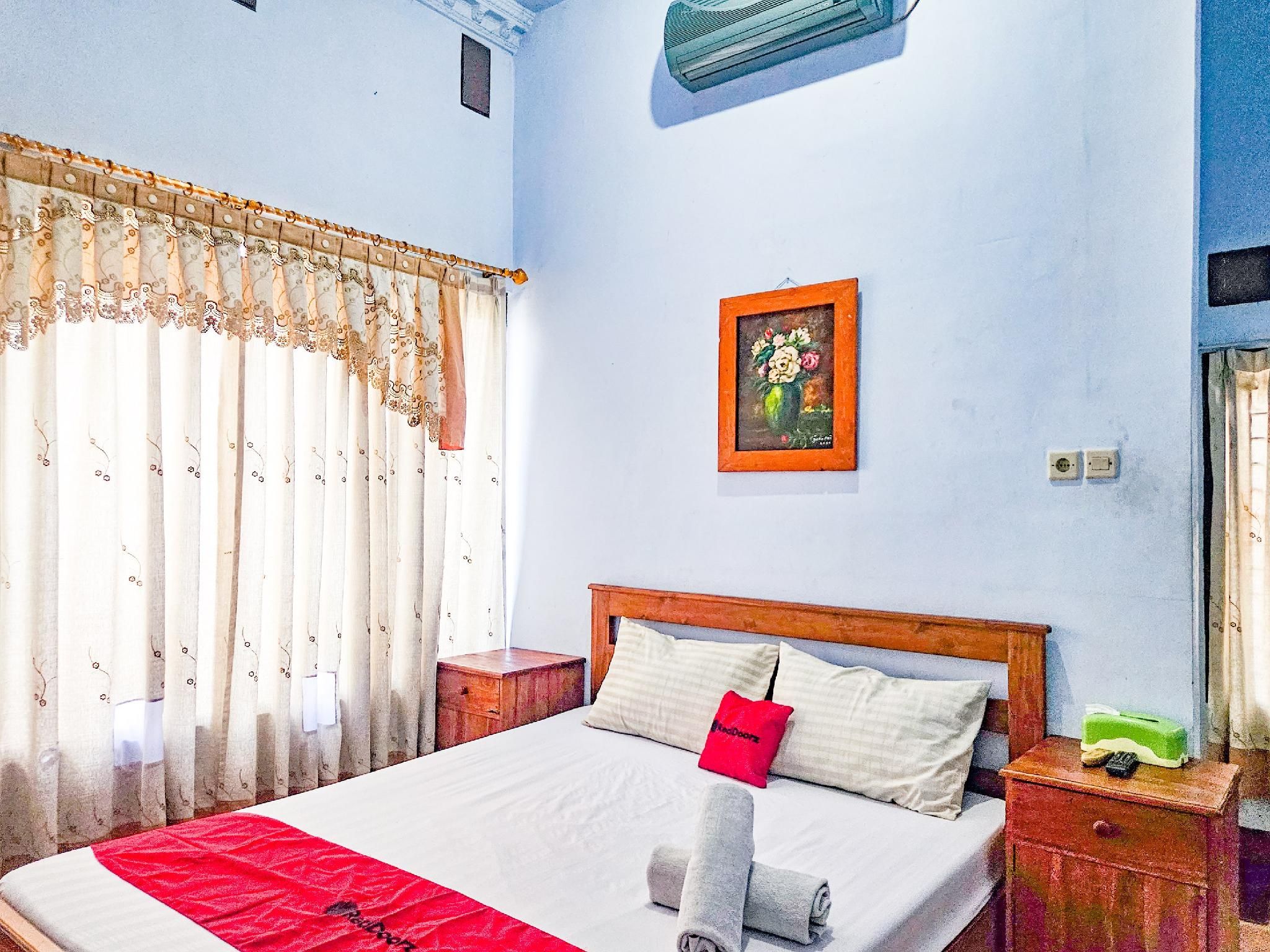 RedDoorz Syariah near Stadion Merdeka Jombang Deluxe Room 3