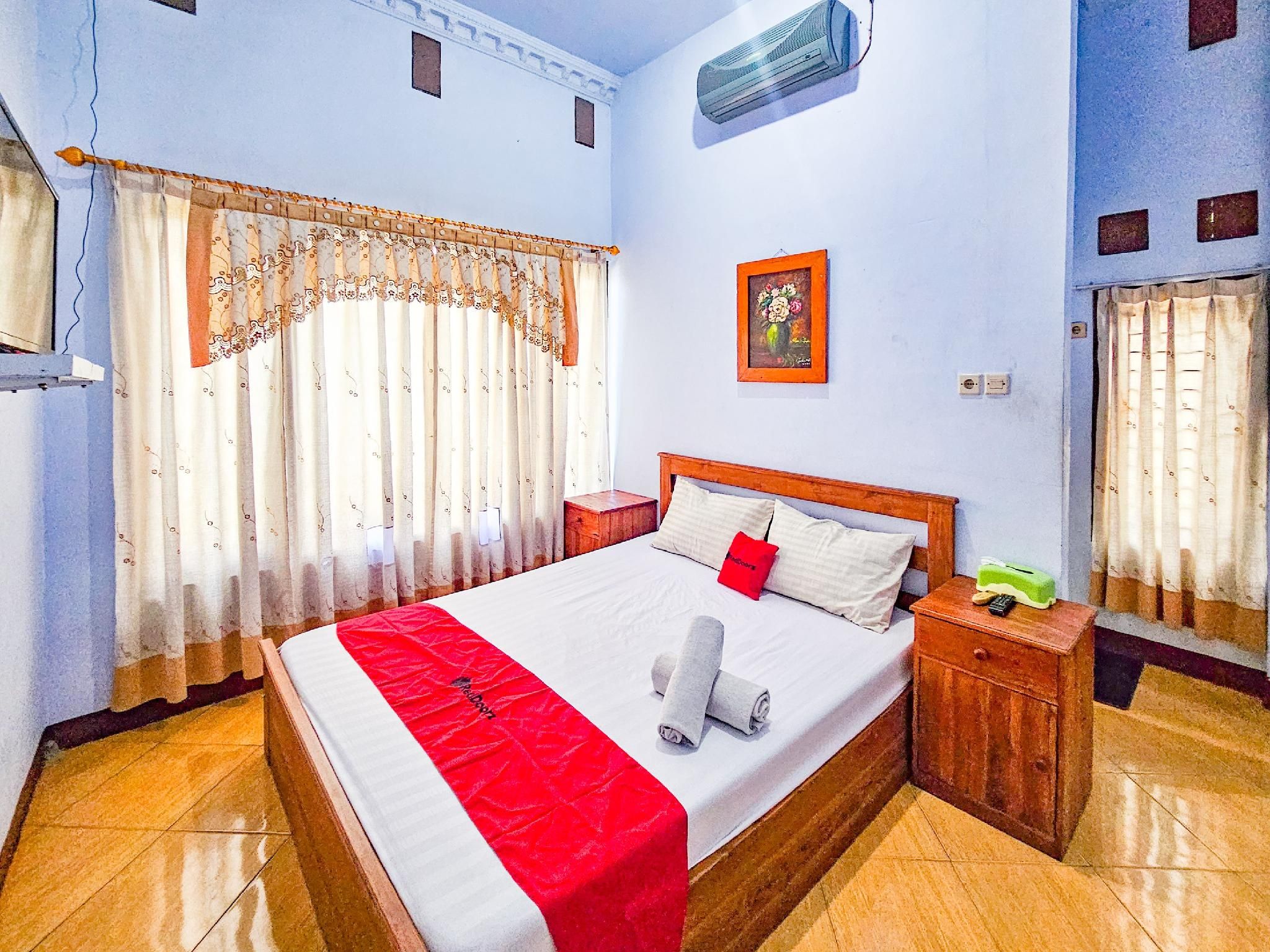 RedDoorz Syariah near Stadion Merdeka Jombang Deluxe Room