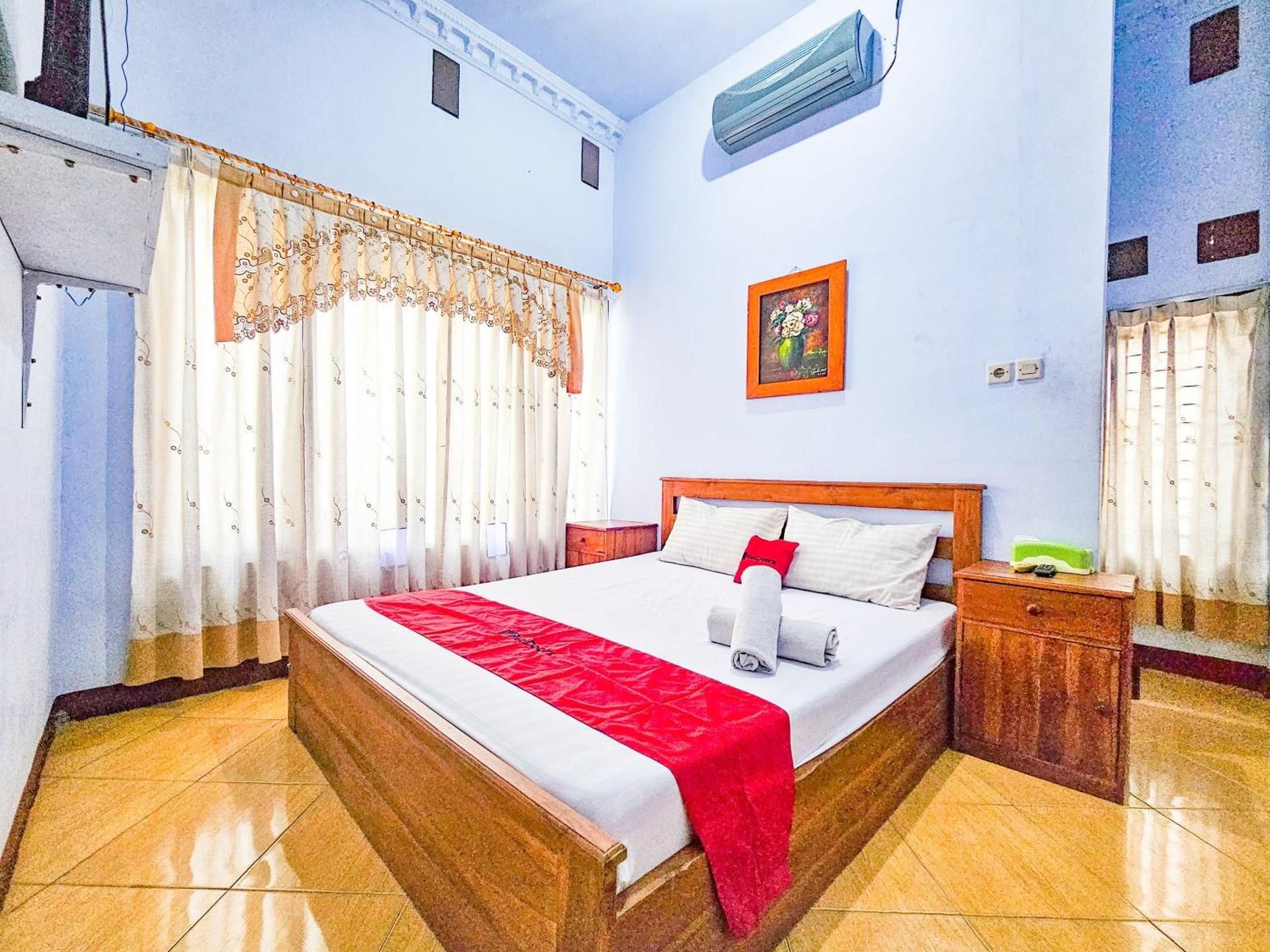 RedDoorz Syariah near Stadion Merdeka Jombang Deluxe Room 2