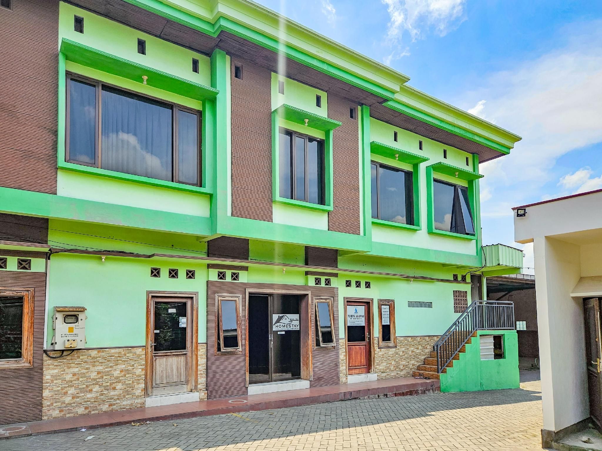 RedDoorz Syariah near Stadion Merdeka Jombang