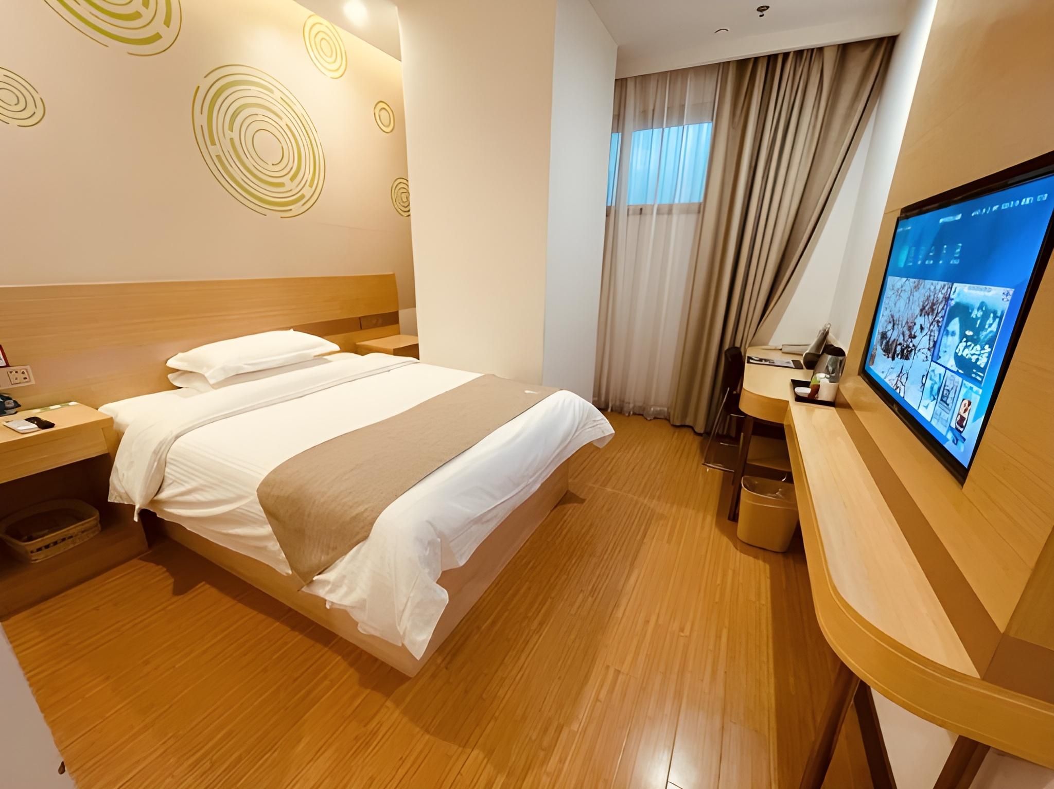 Room with Queen Bed