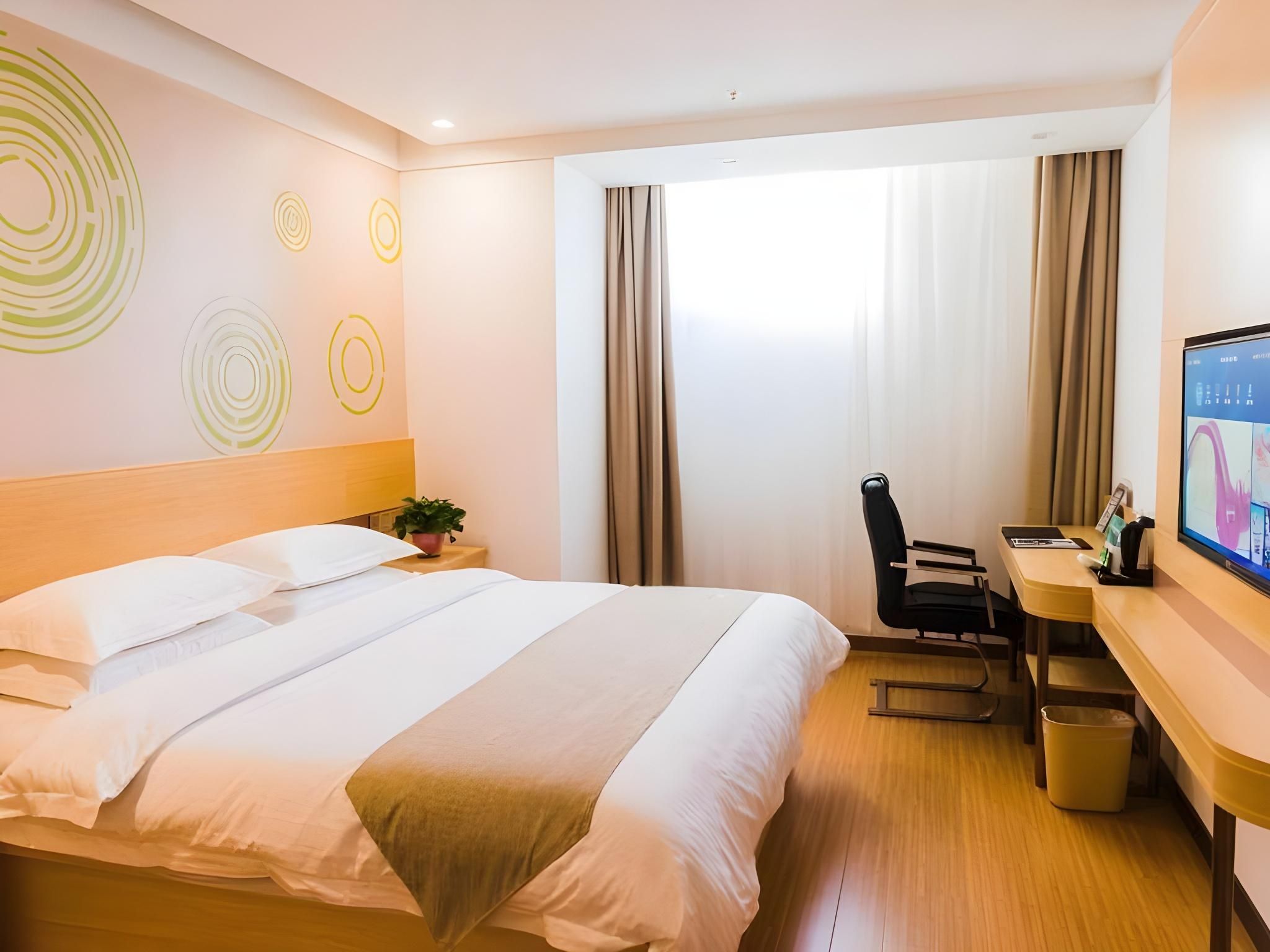 GTR - 1 Bed Guest Room with Aisle window