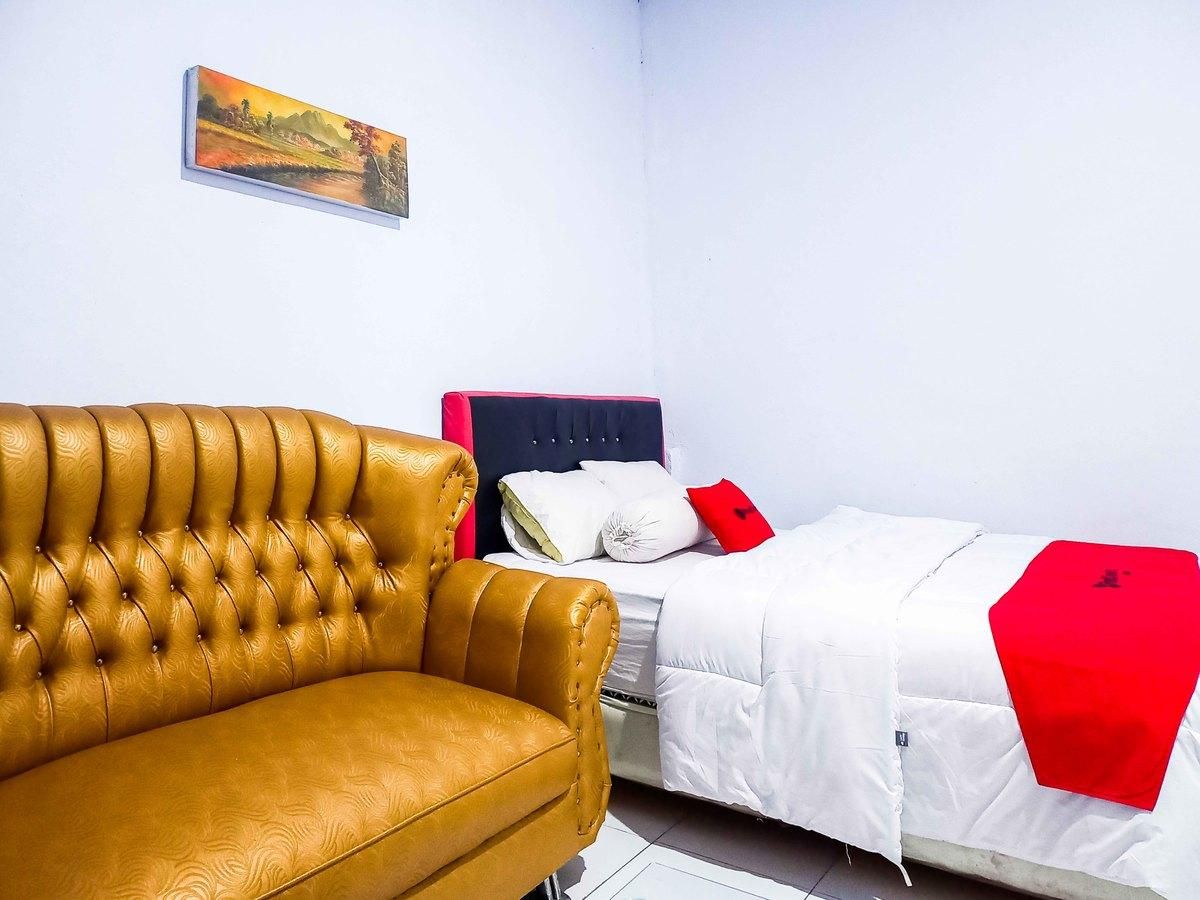 RedDoorz Deluxe Room