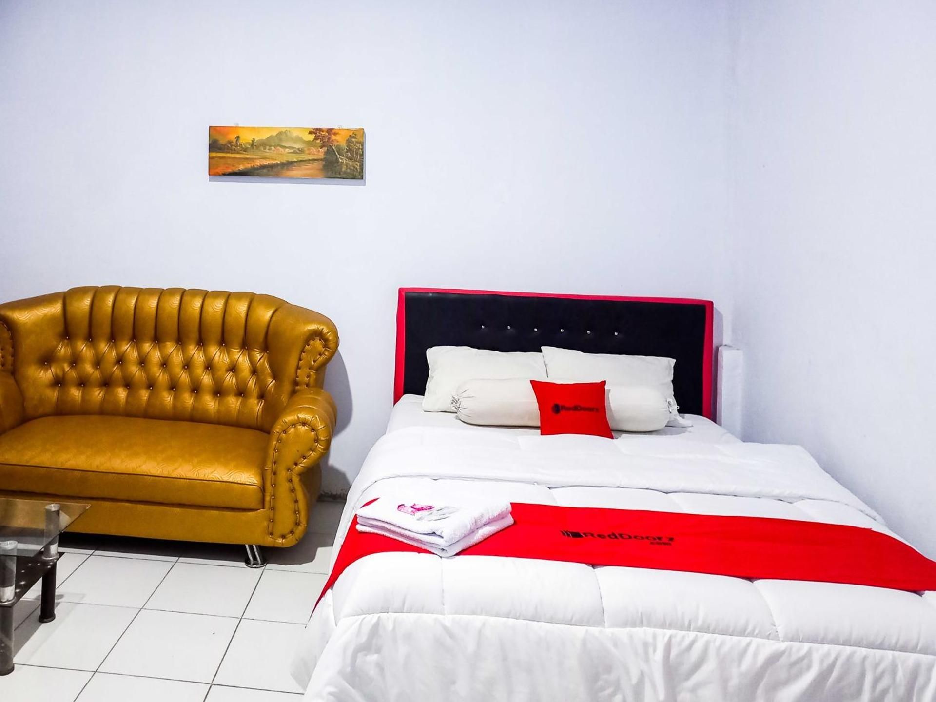 RedDoorz Deluxe Room