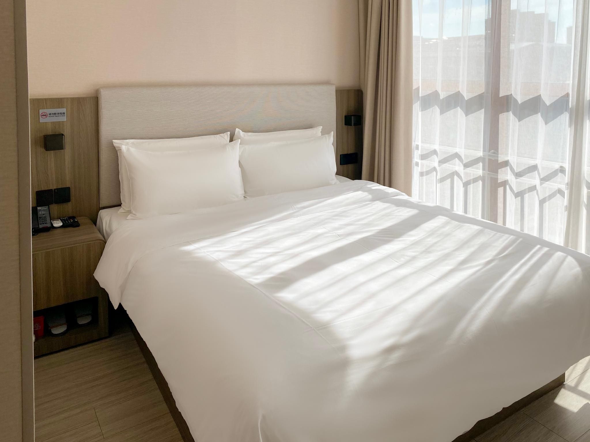 Huazhu - Room With Bed