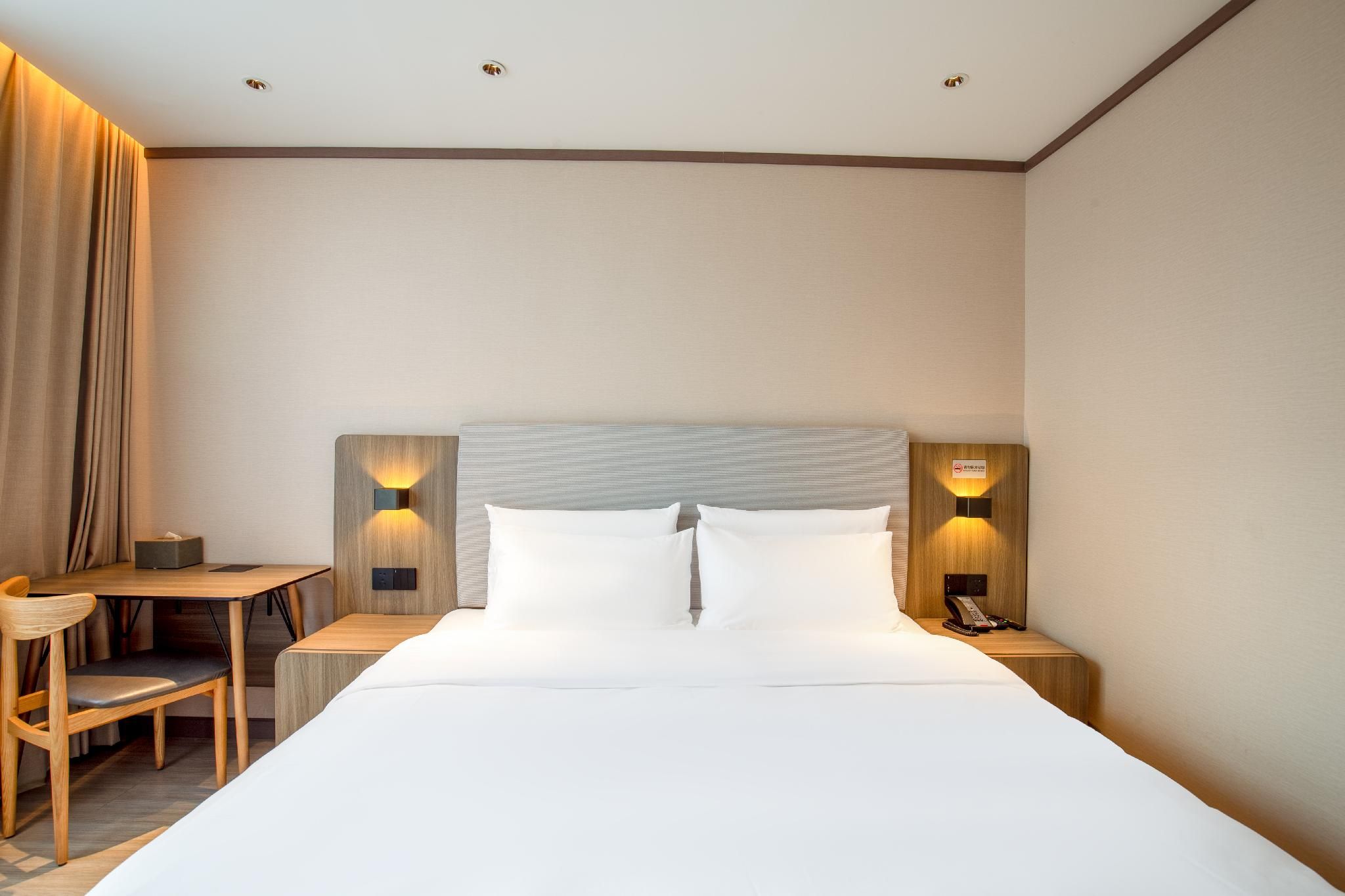 Huazhu - Room With Bed