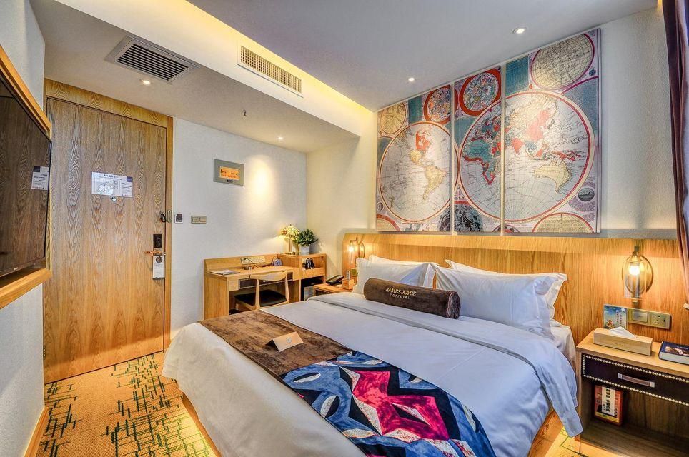 James Joyce - Queen Bed Room