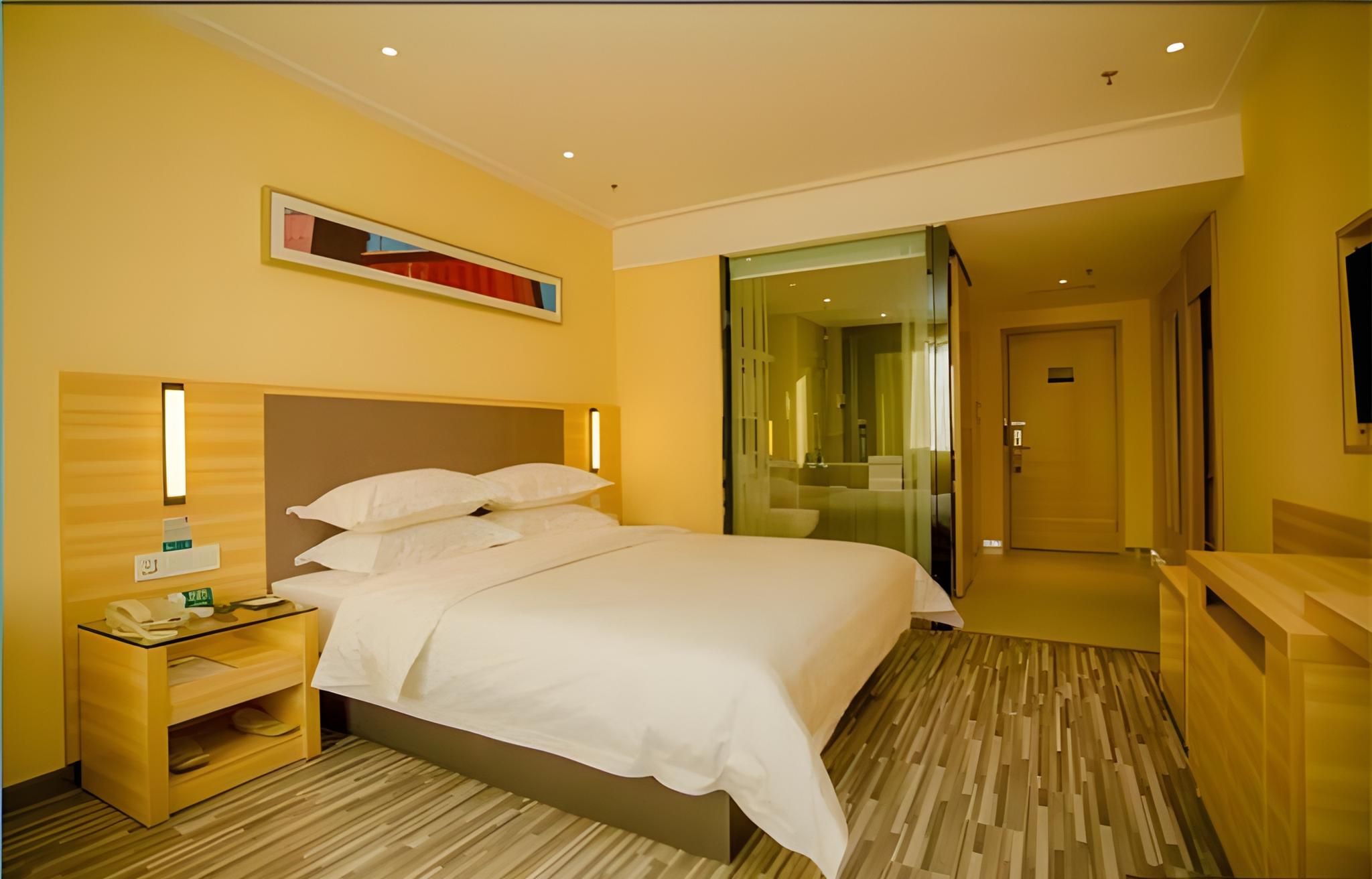 Stand Queen Room