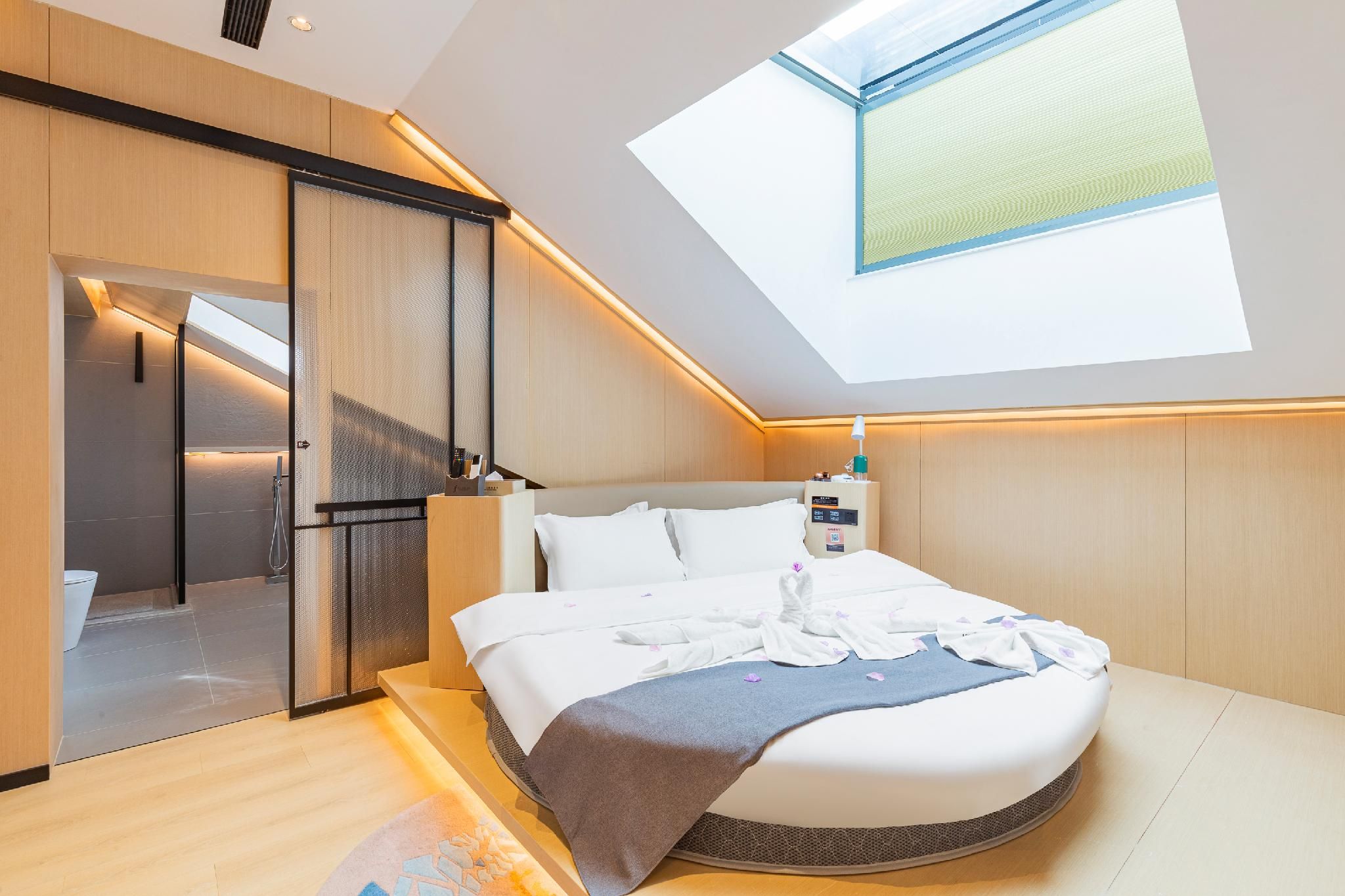 Rezen - Attic Round Bed Room