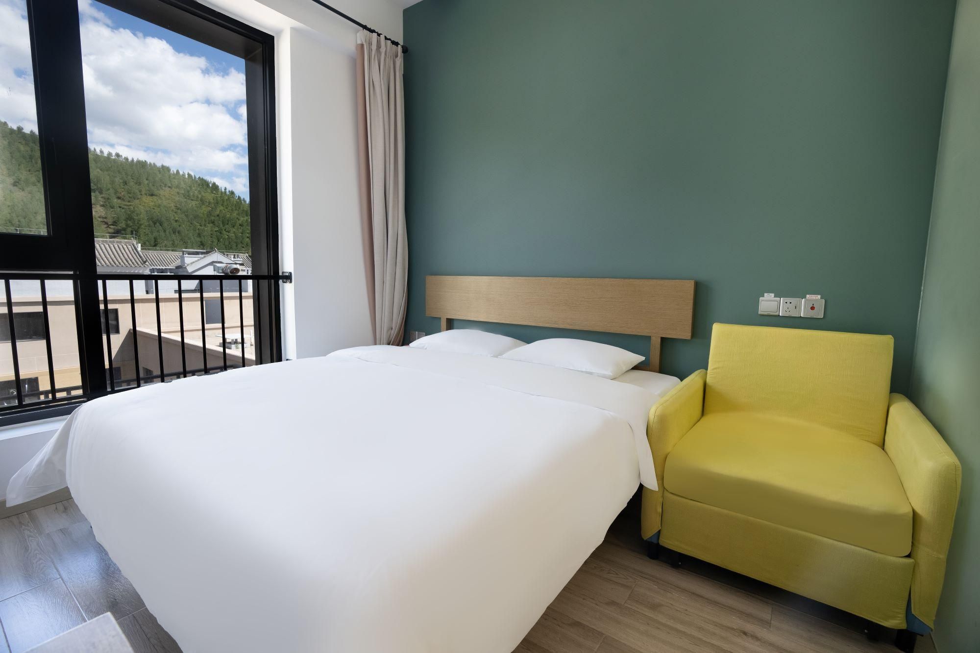 Room with Queen Bed