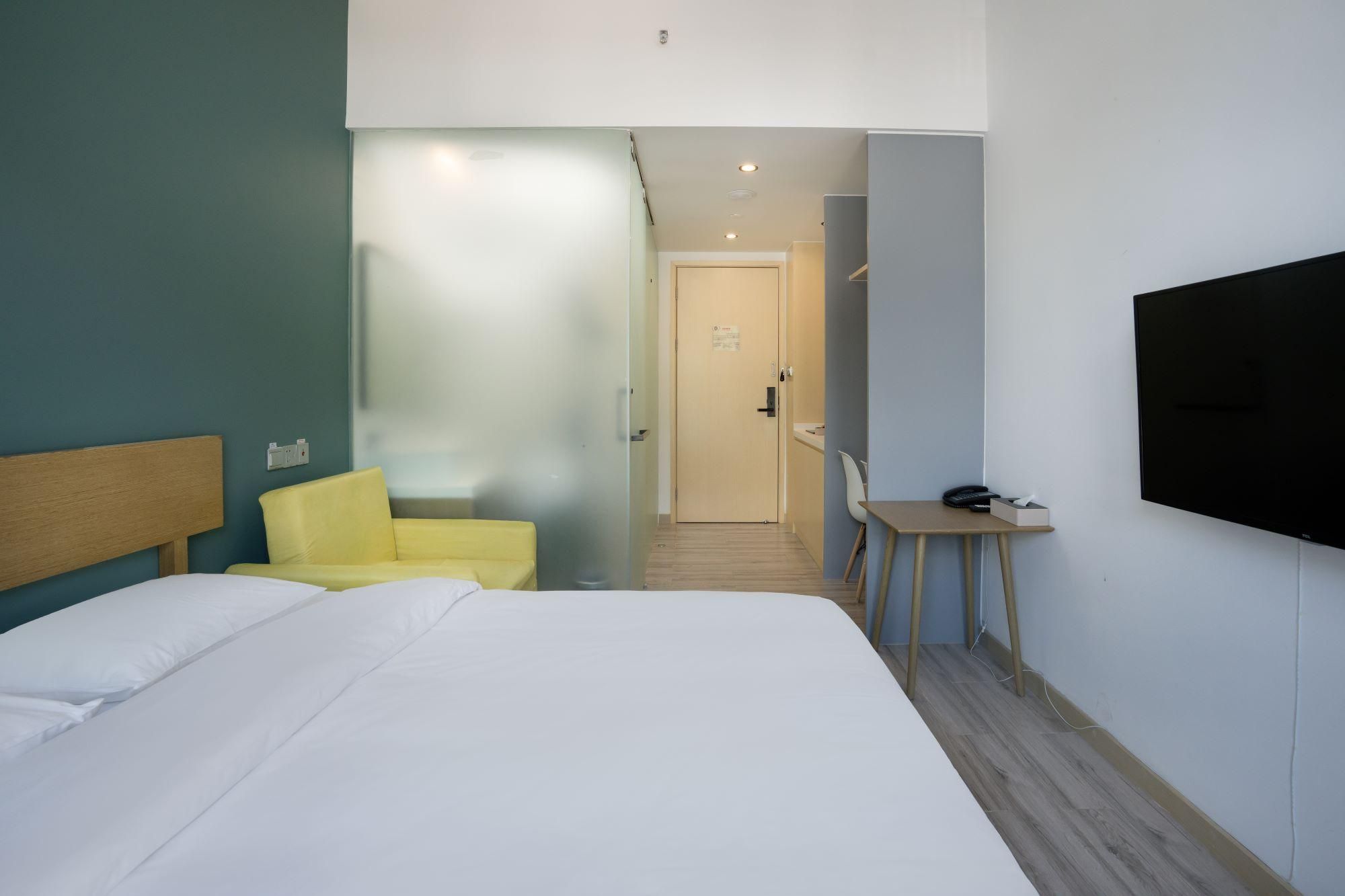 Room with Queen Bed