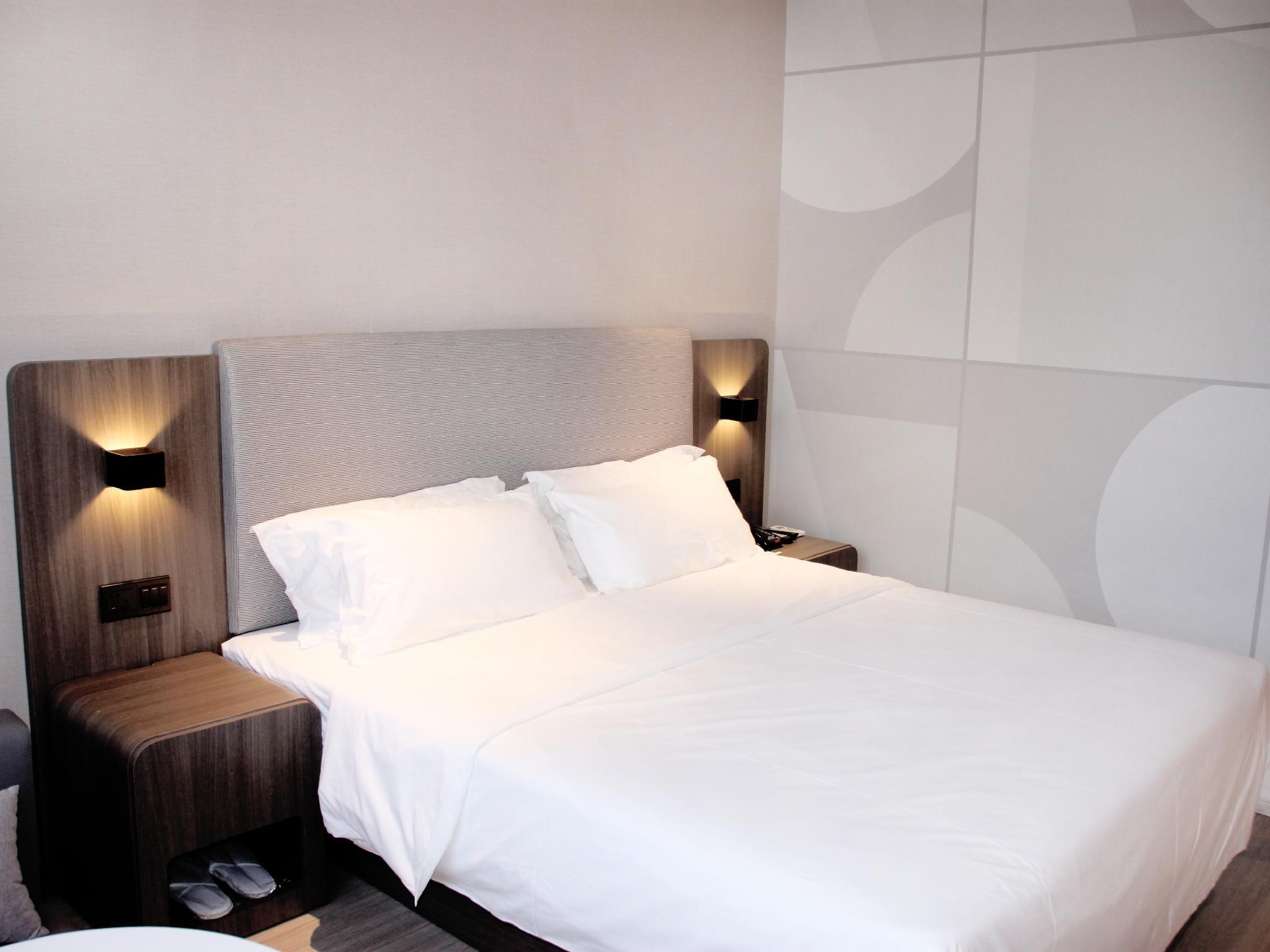 Huazhu - Room With Bed