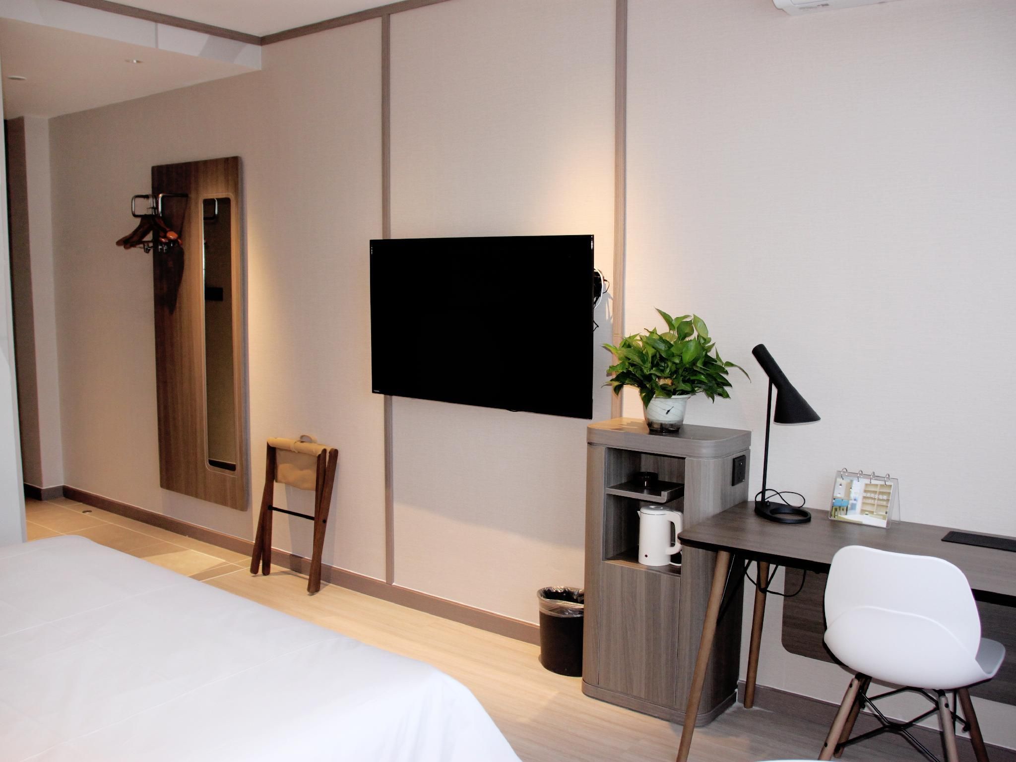 Huazhu - Room With Bed