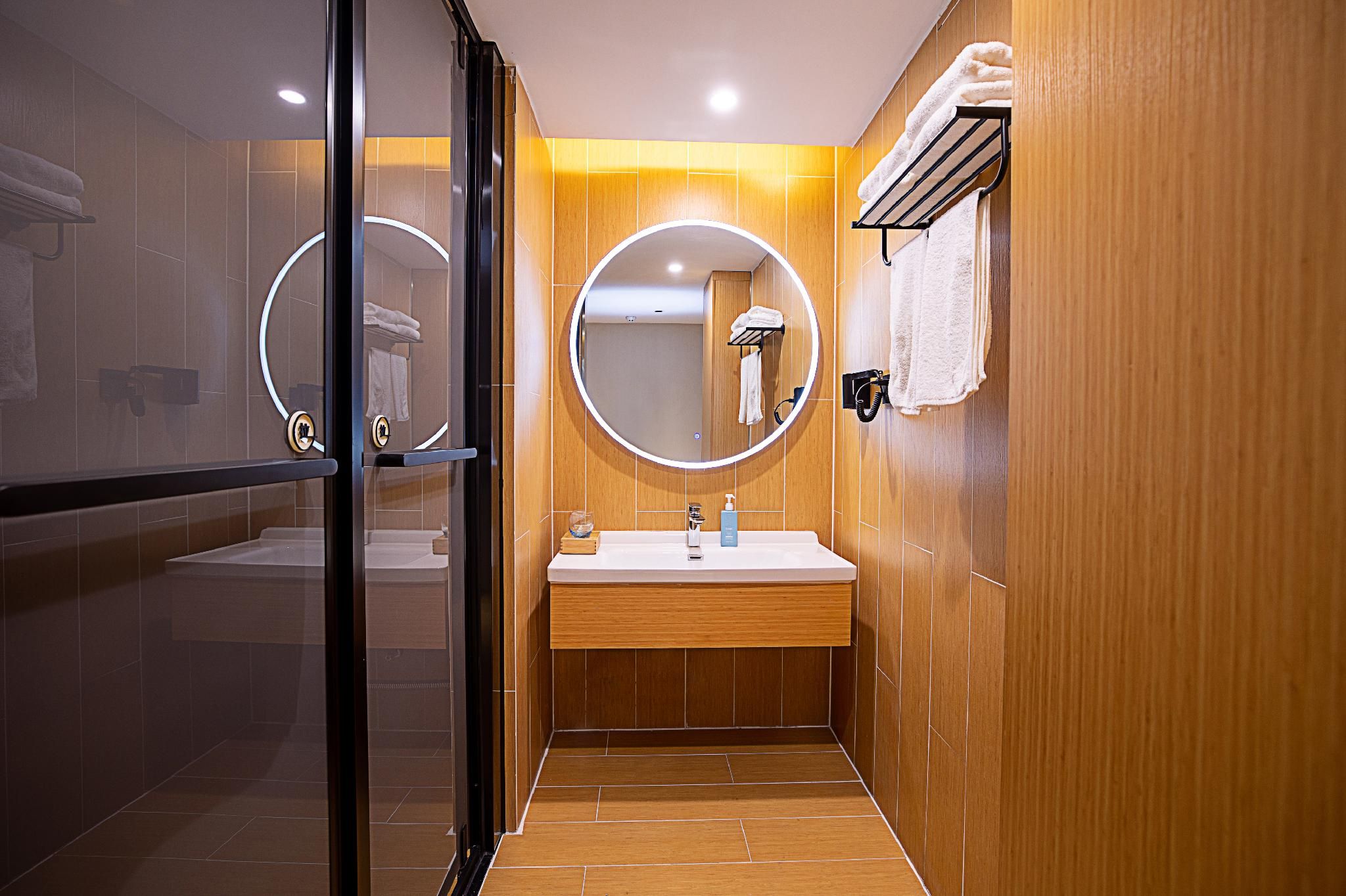 Huazhu - Superior Twin