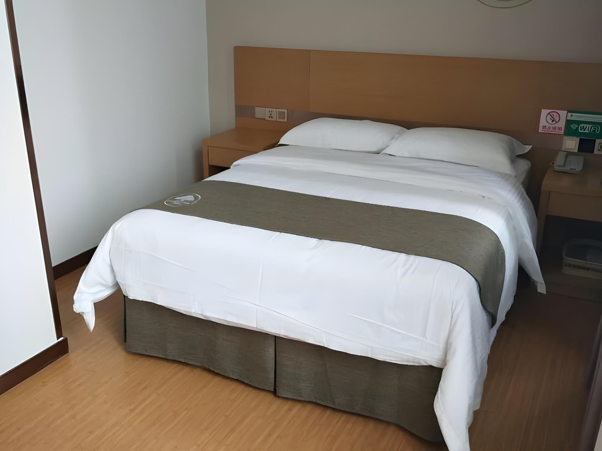 Hotel Queen Room
